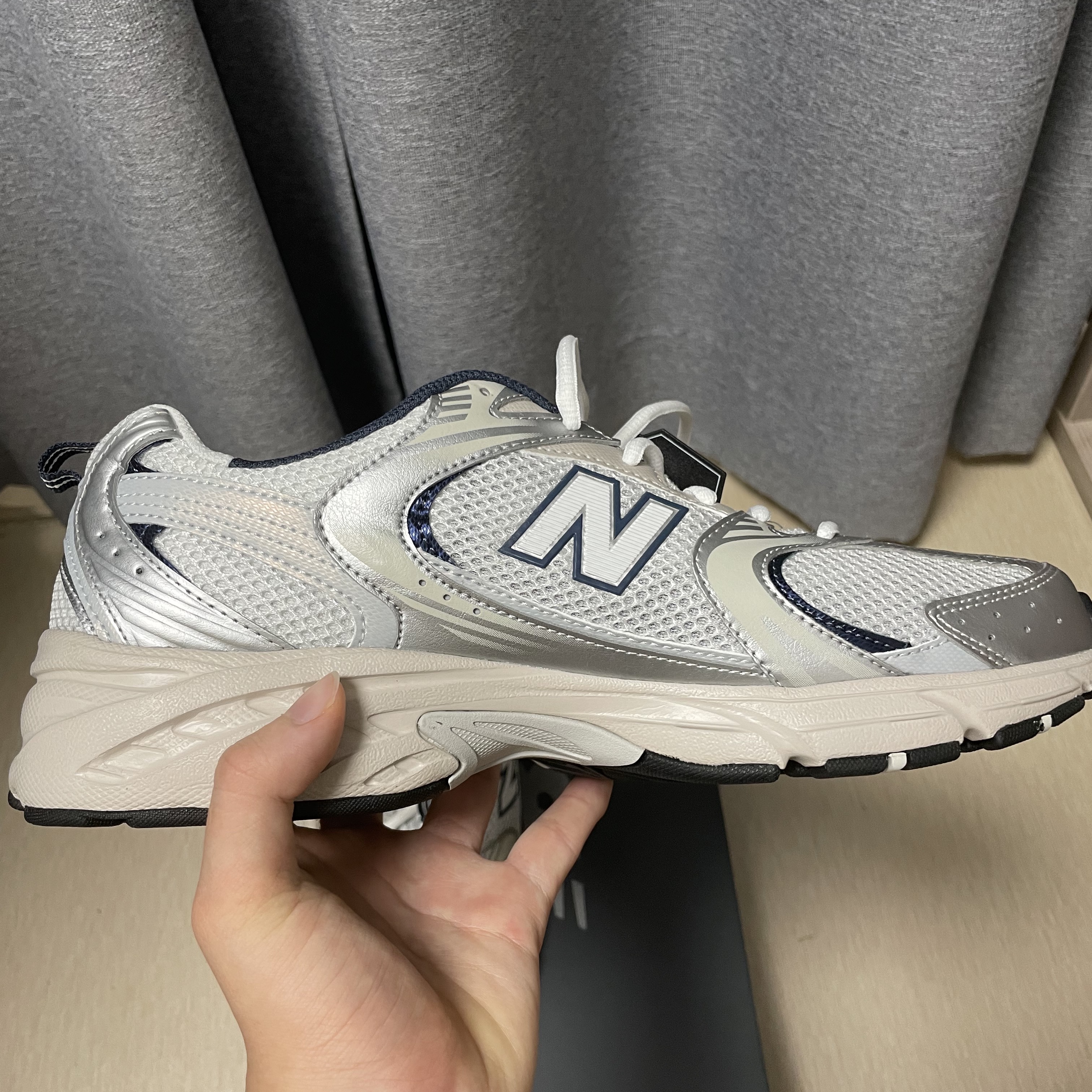 New Balance 530 Steel Grey 착용 스타일 - 1