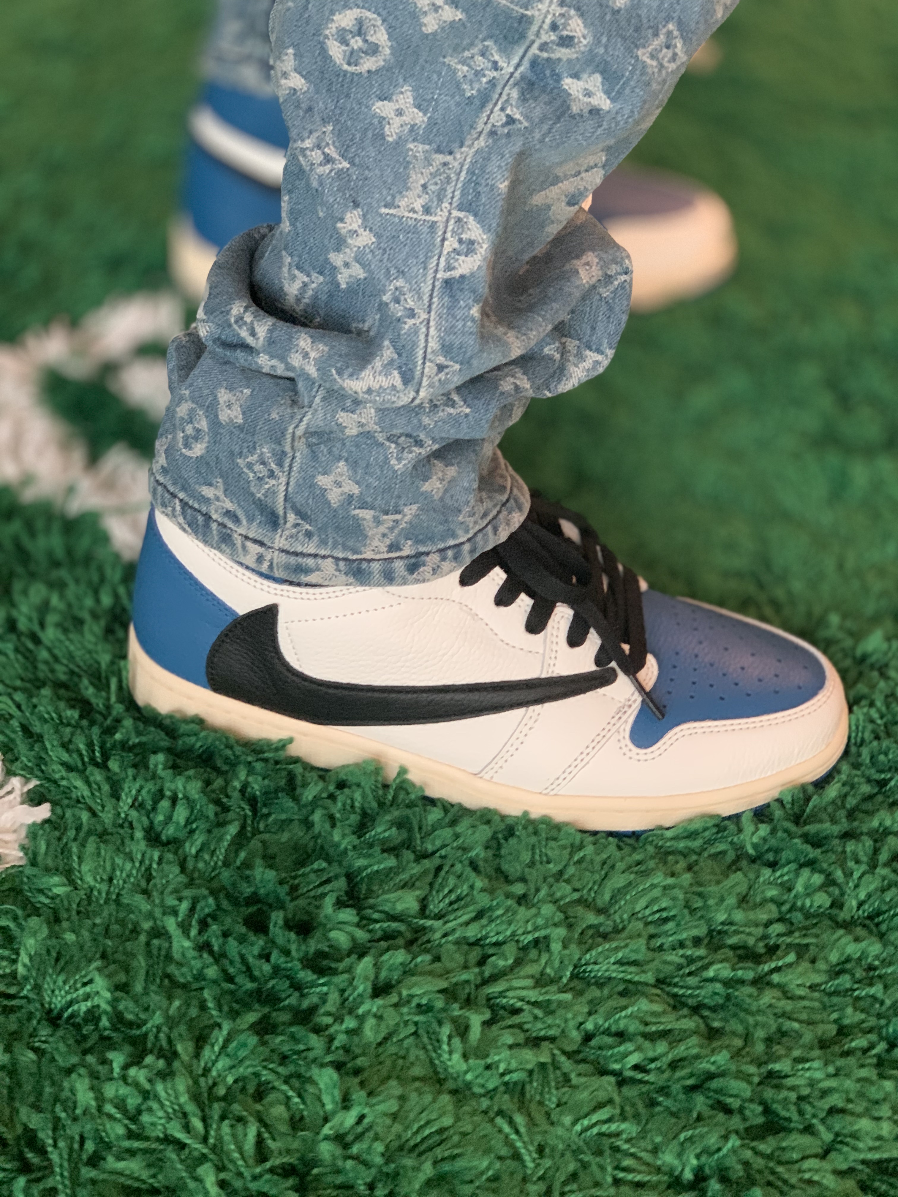 Jordan 1 x Travis Scott x Fragment Retro High OG SP Military Blue 착용 스타일 - 5