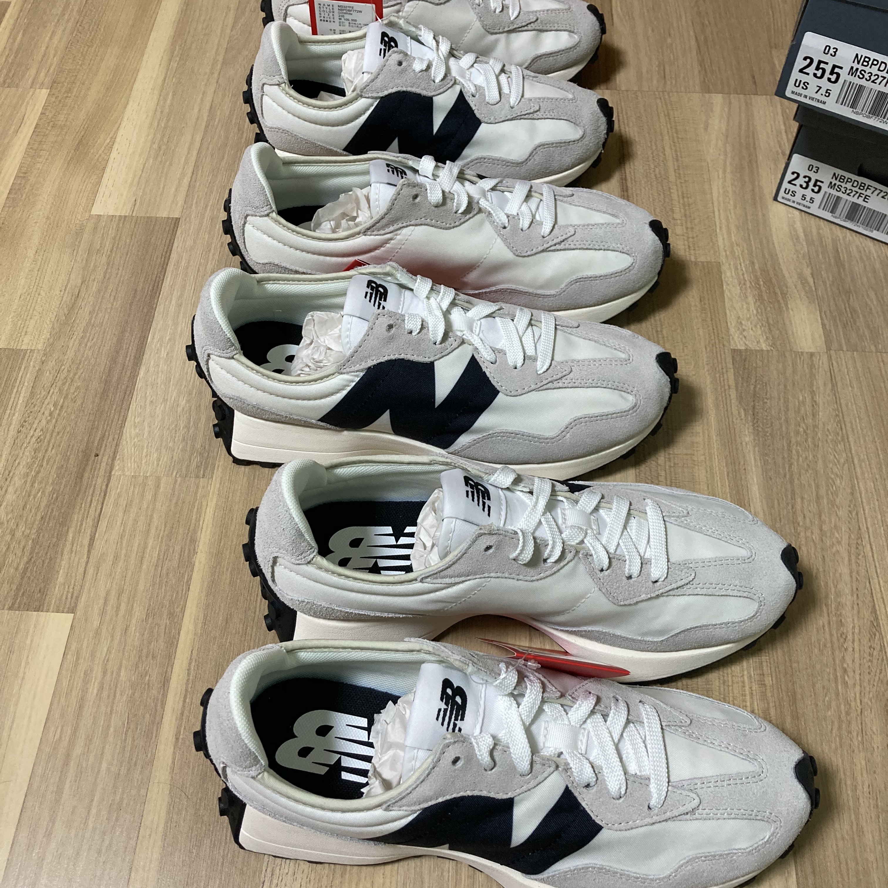 New Balance 327 White Black 착용 스타일 - 1