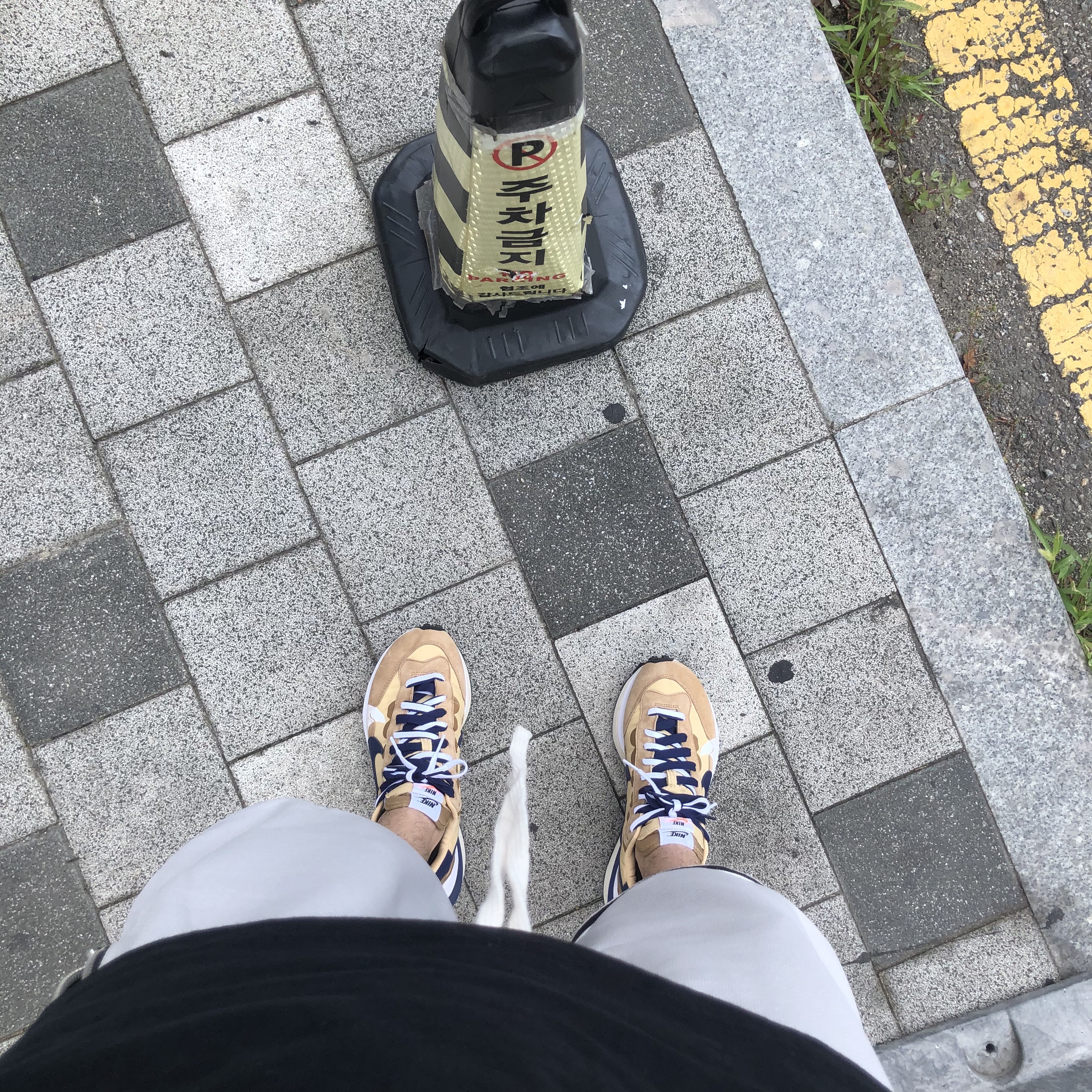 Nike x Sacai VaporWaffle Sesame and Blue Void 착용 스타일 - 2