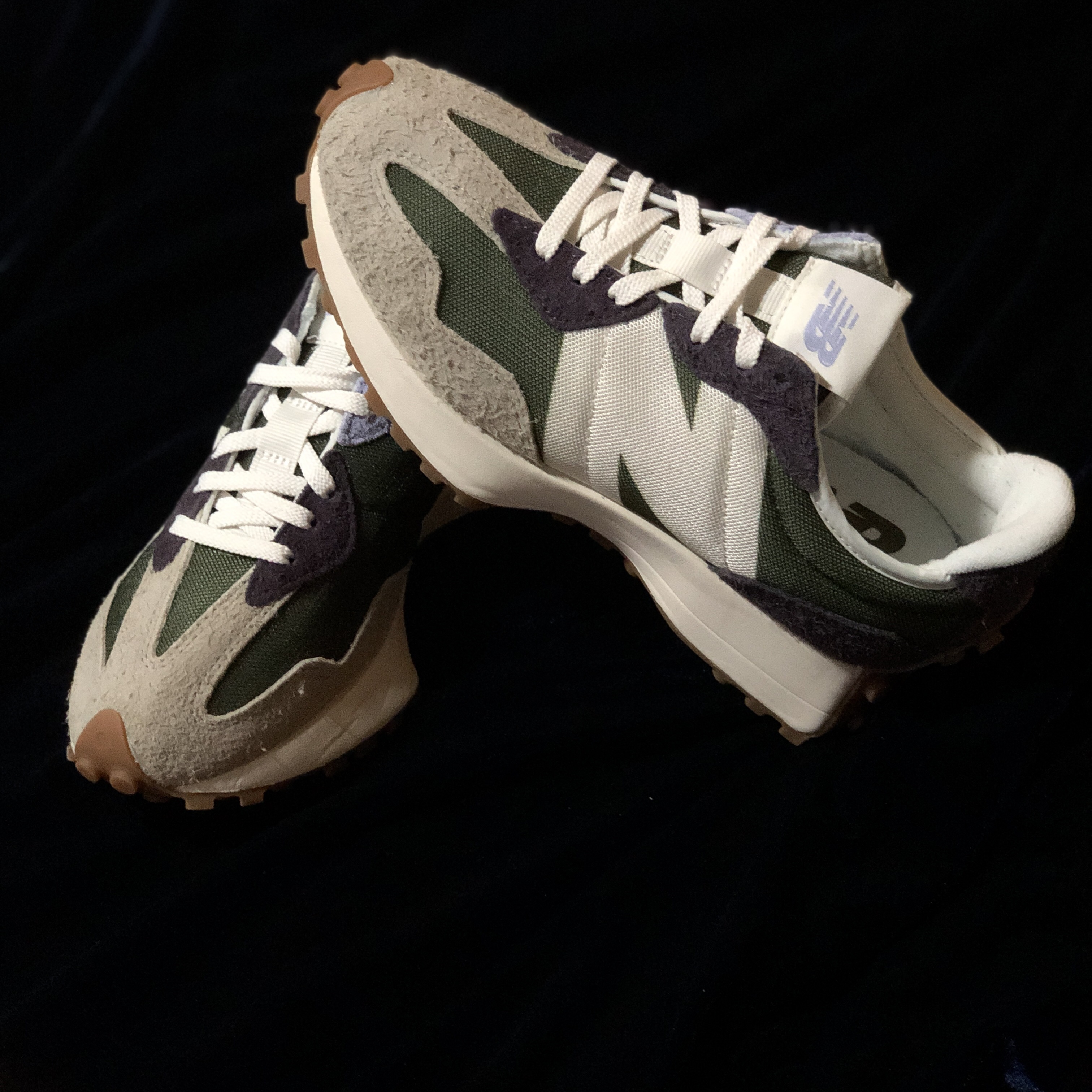 (W) New Balance 327 Oak Leaf Green 착용 스타일