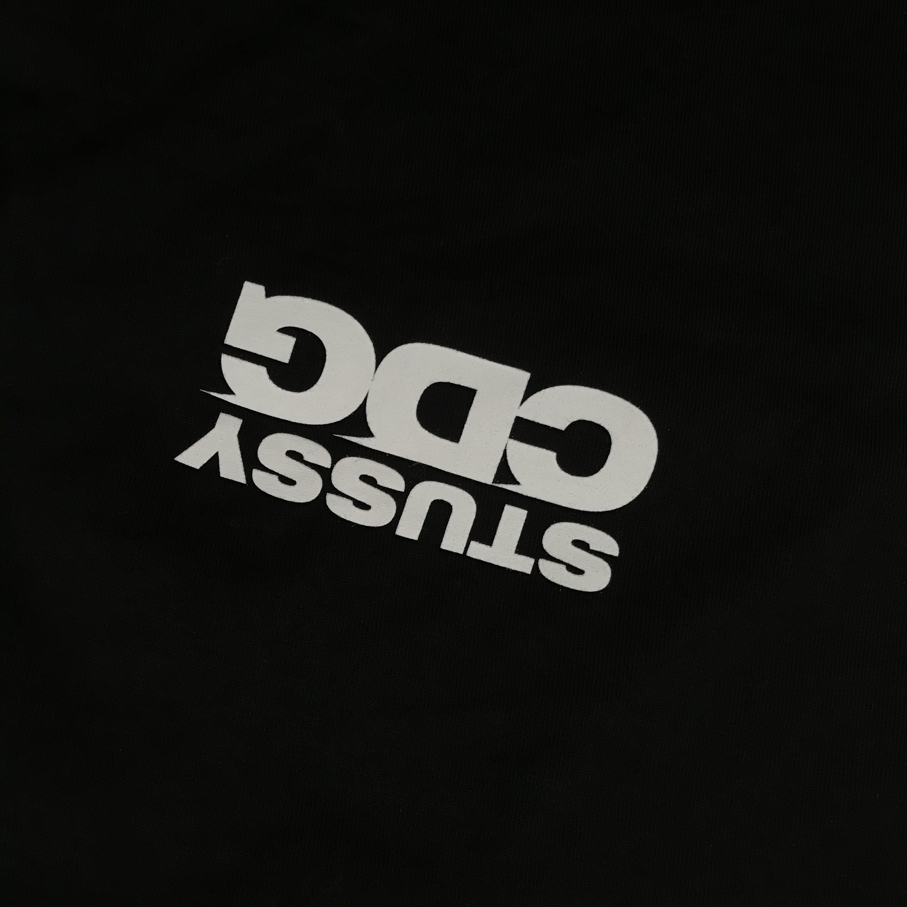 Stussy x CDG Surfman T-Shirt Black 착용 스타일 - 2
