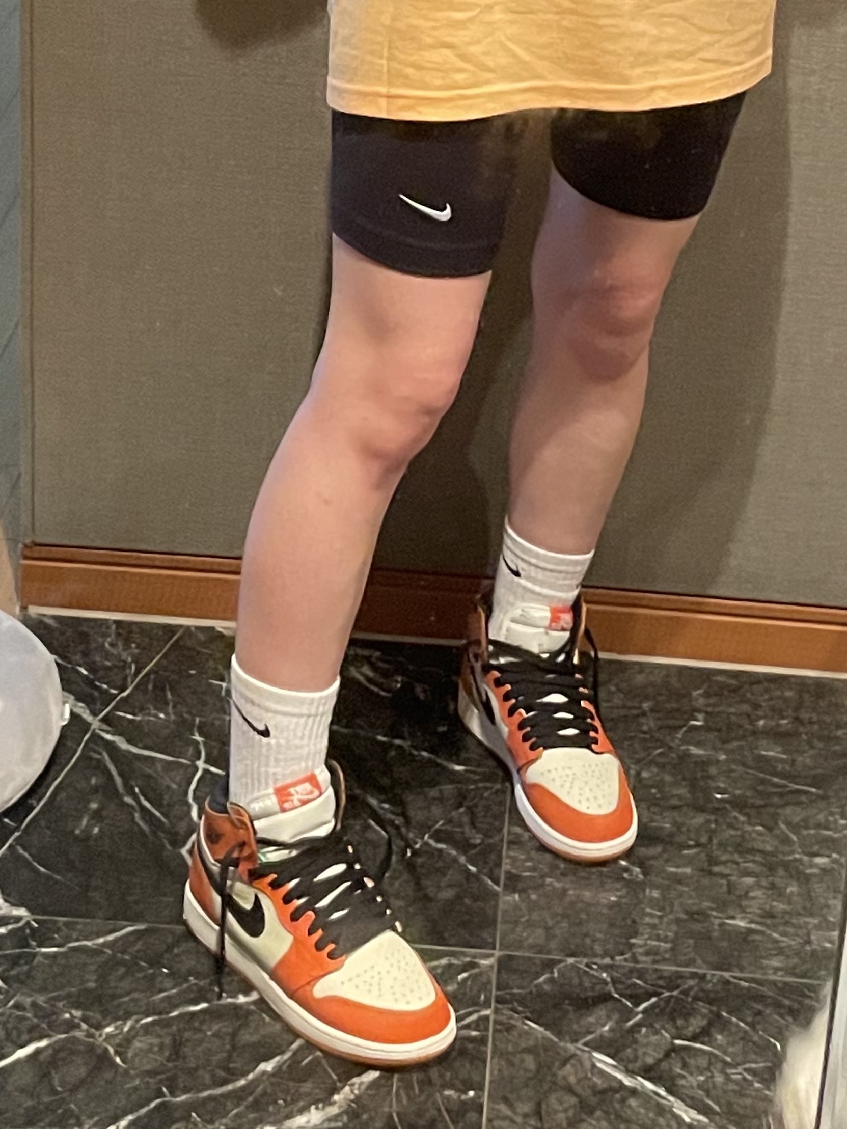 Stussy World Tour T-Shirt Peach 2021, (GS) Jordan 1 Retro High OG Reverse Shattered Backboard 착용 스타일 - 3