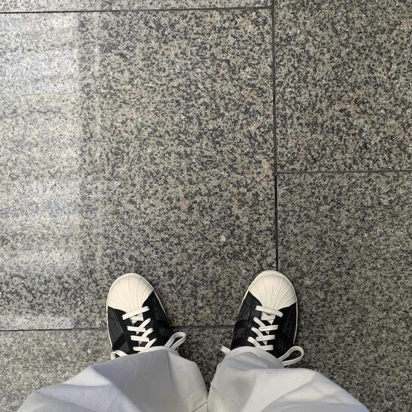 Adidas x Neighborhood Superstar 80s Core Black 착용 스타일 - 1