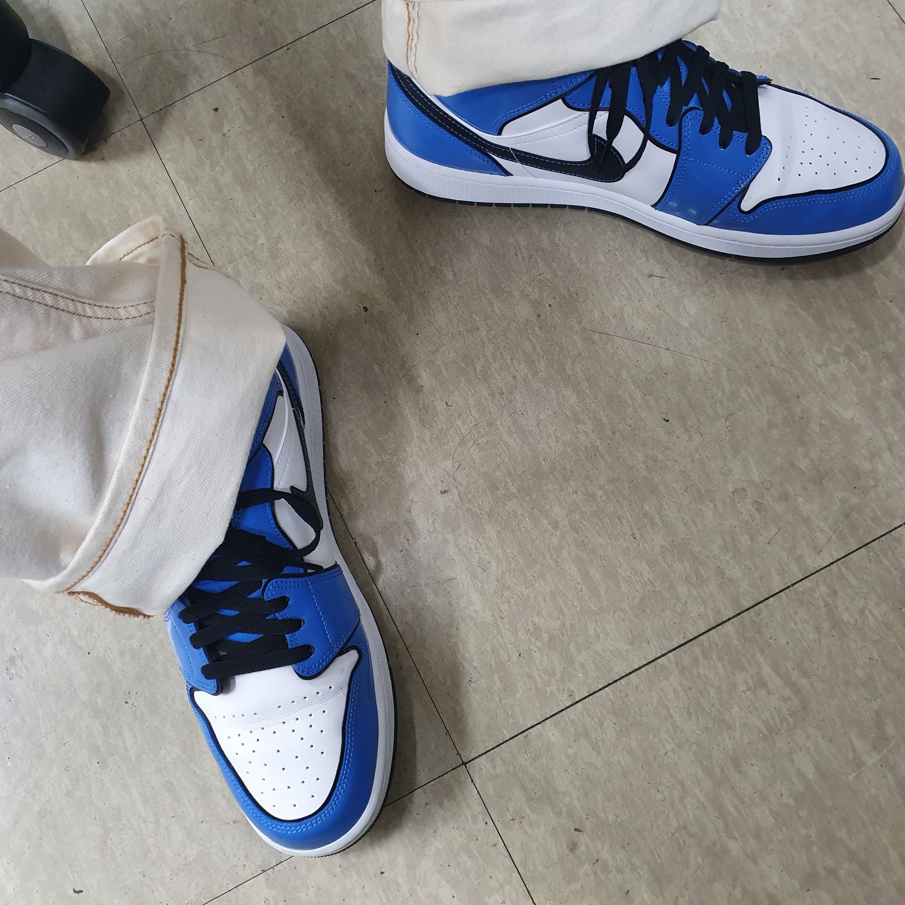 Jordan 1 Mid SE Signal Blue 착용 스타일 - 1