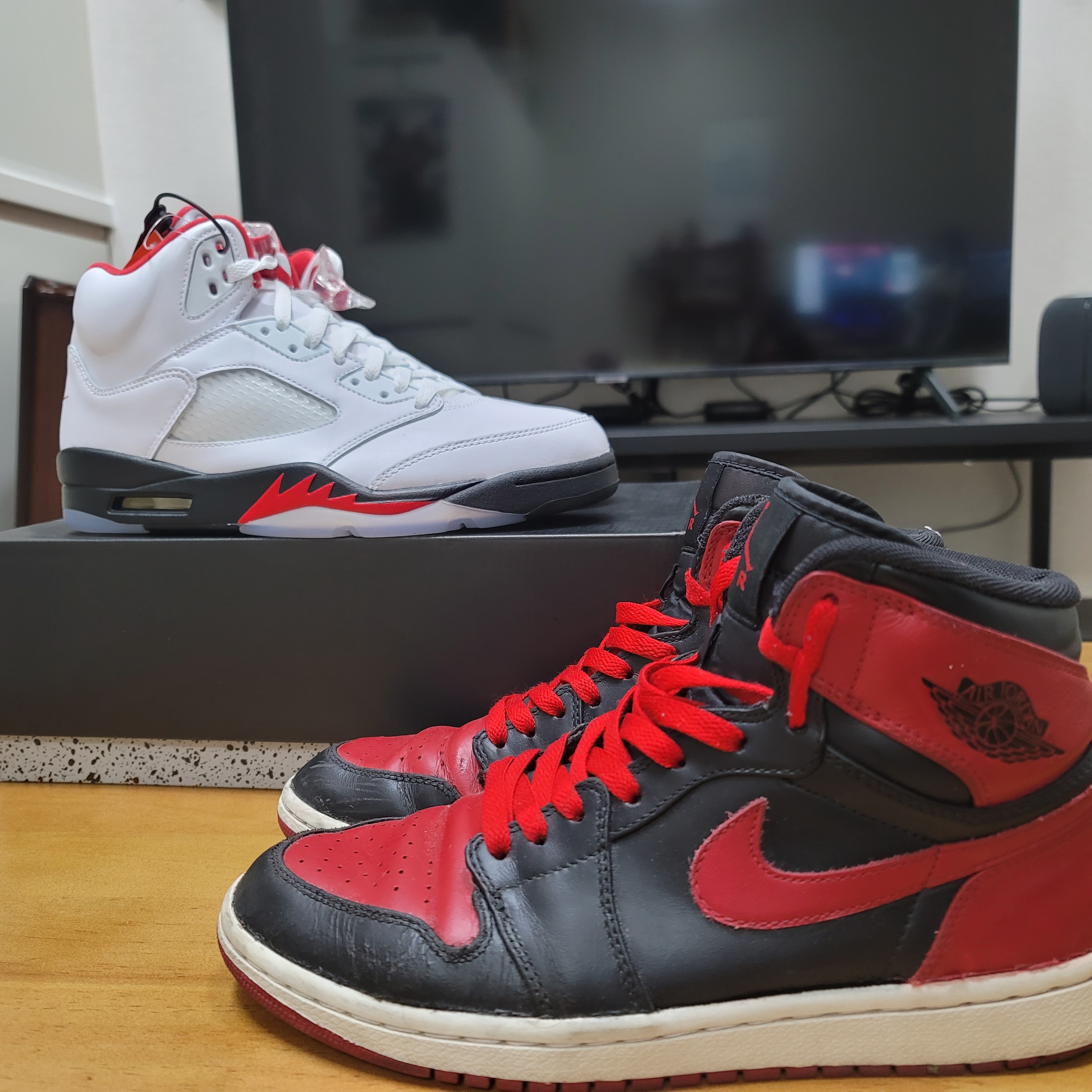 Jordan 5 Retro Fire Red Silver Tongue 2020, Jordan 1 Retro High OG Bred 2013 착용 스타일 - 2