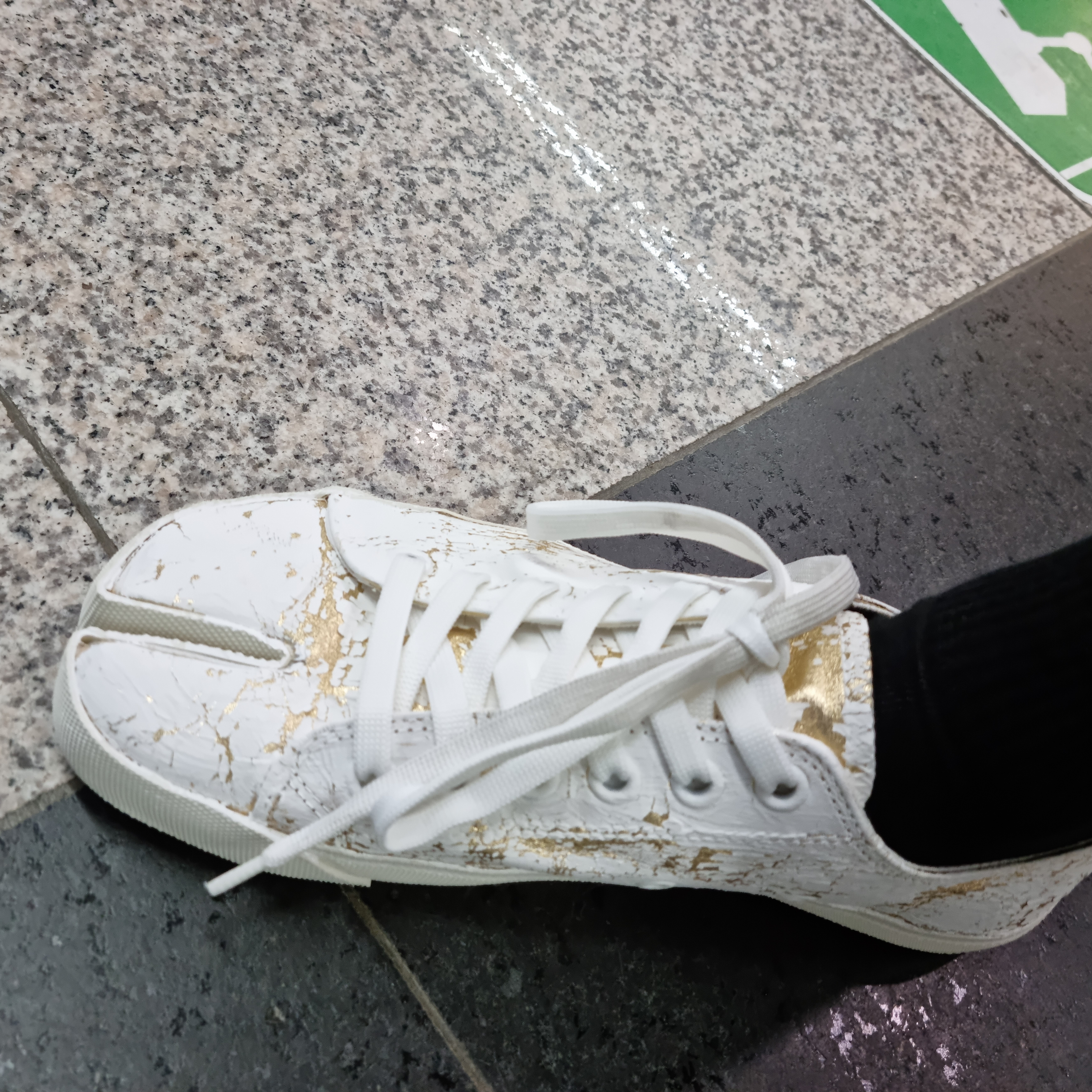 Maison Margiela Tabi Low Cracked Paint White Gold 착용 스타일 - 3