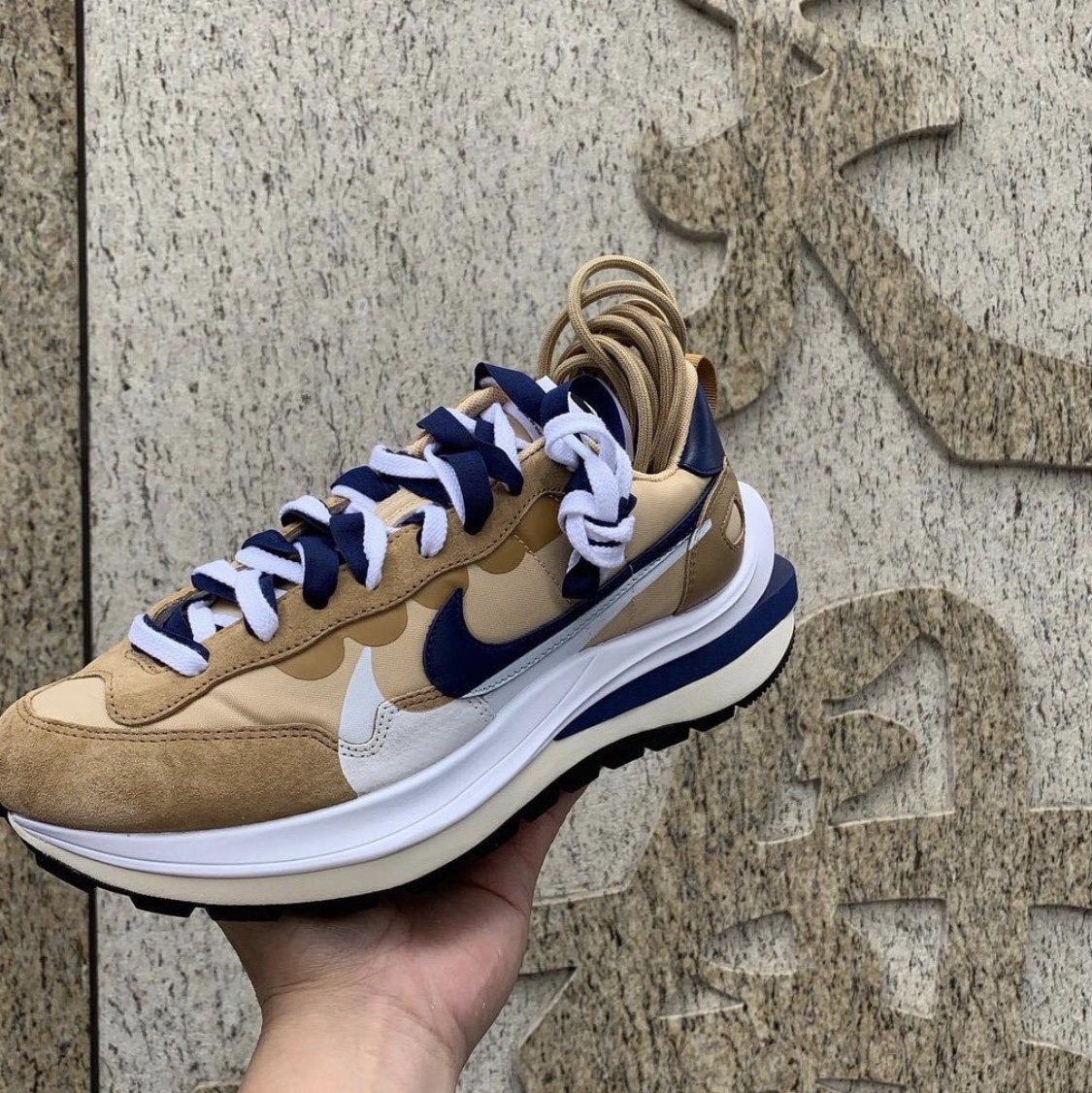 Nike x Sacai VaporWaffle Sesame and Blue Void 착용 스타일 - 3