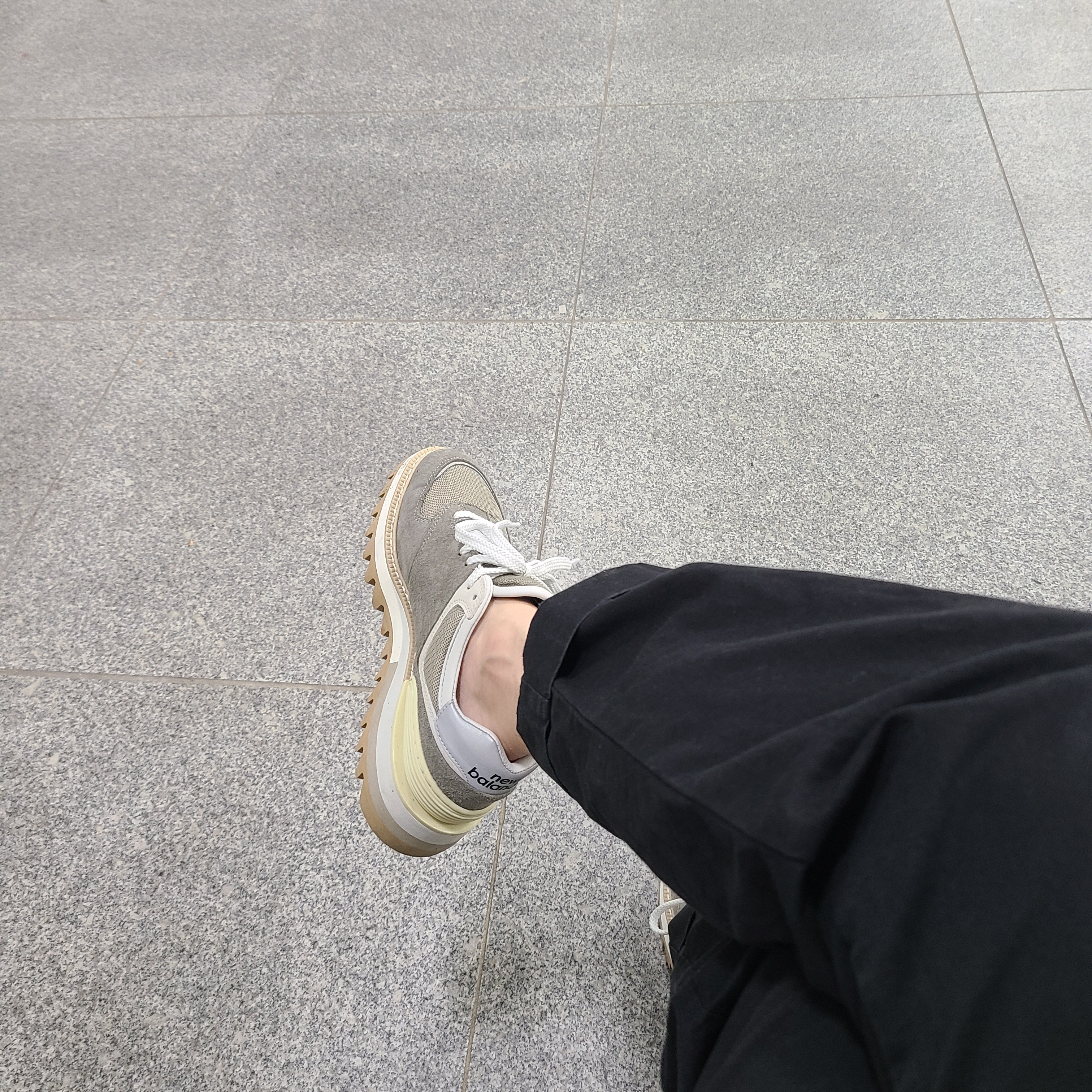 New Balance x Tokyo Design Studio 574 Grey Dune 착용 스타일 - 2