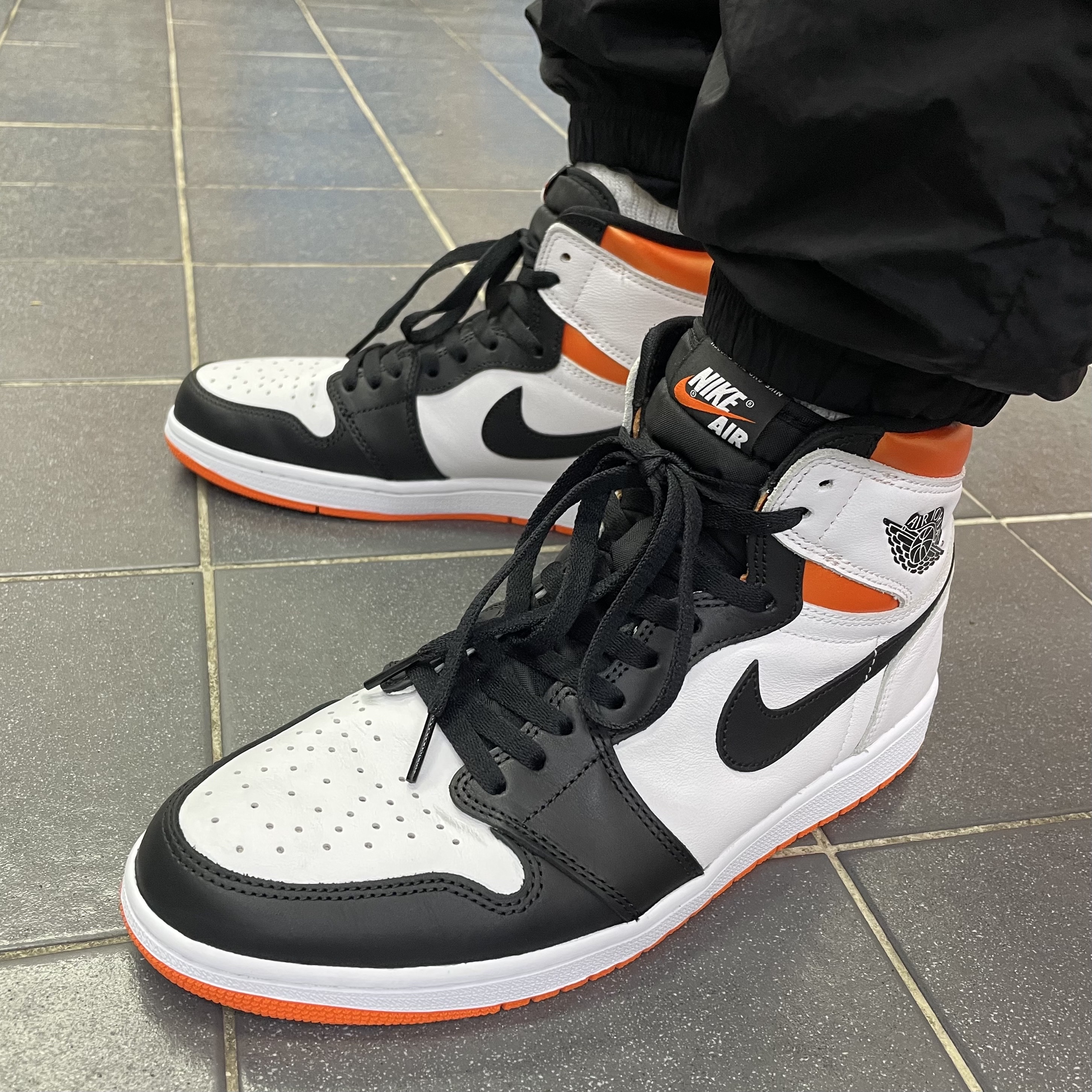 Jordan 1 Retro High OG Electro Orange 착용 스타일