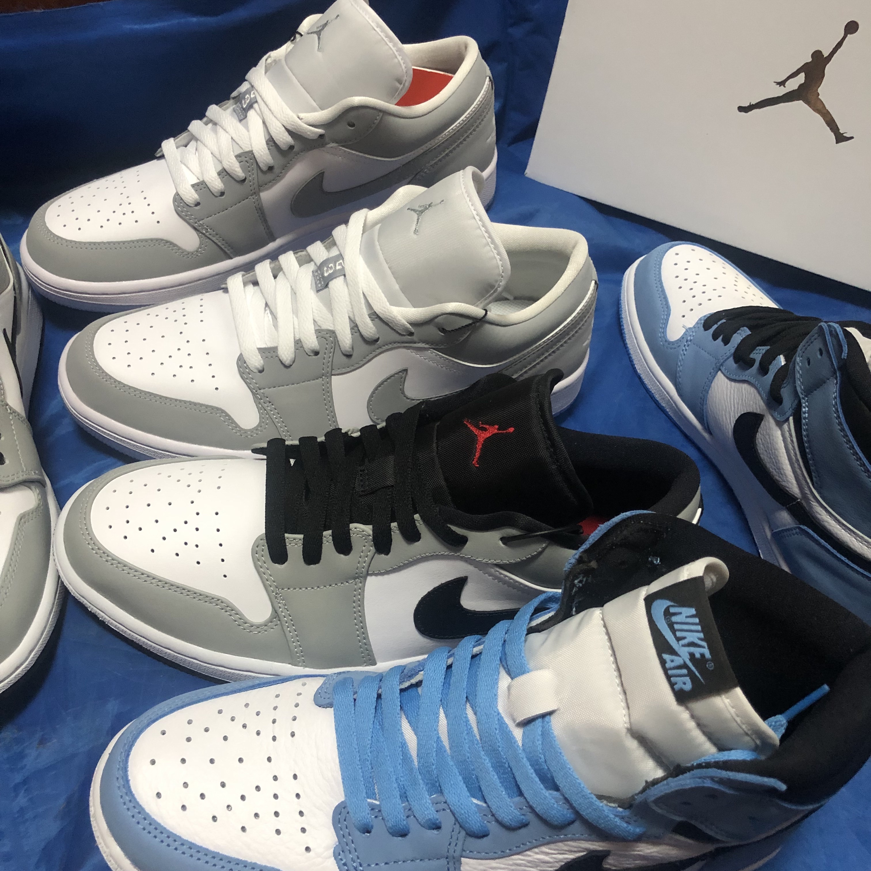 (W) Jordan 1 Low White Wolf Grey, Jordan 1 Retro High OG University Blue 착용 스타일
