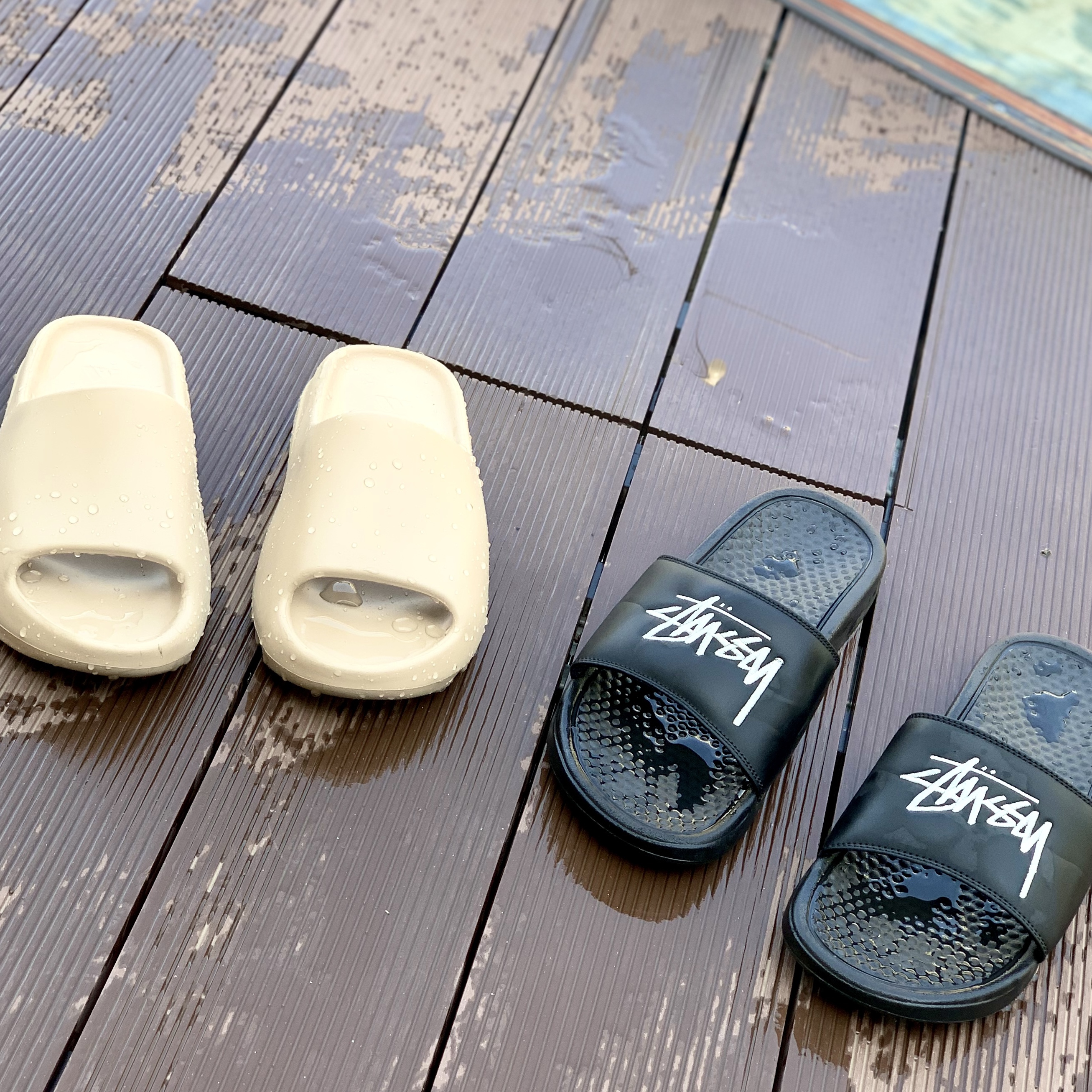 Adidas Yeezy Slide Pure, Nike x Stussy Benassi Slide Black 착용 스타일