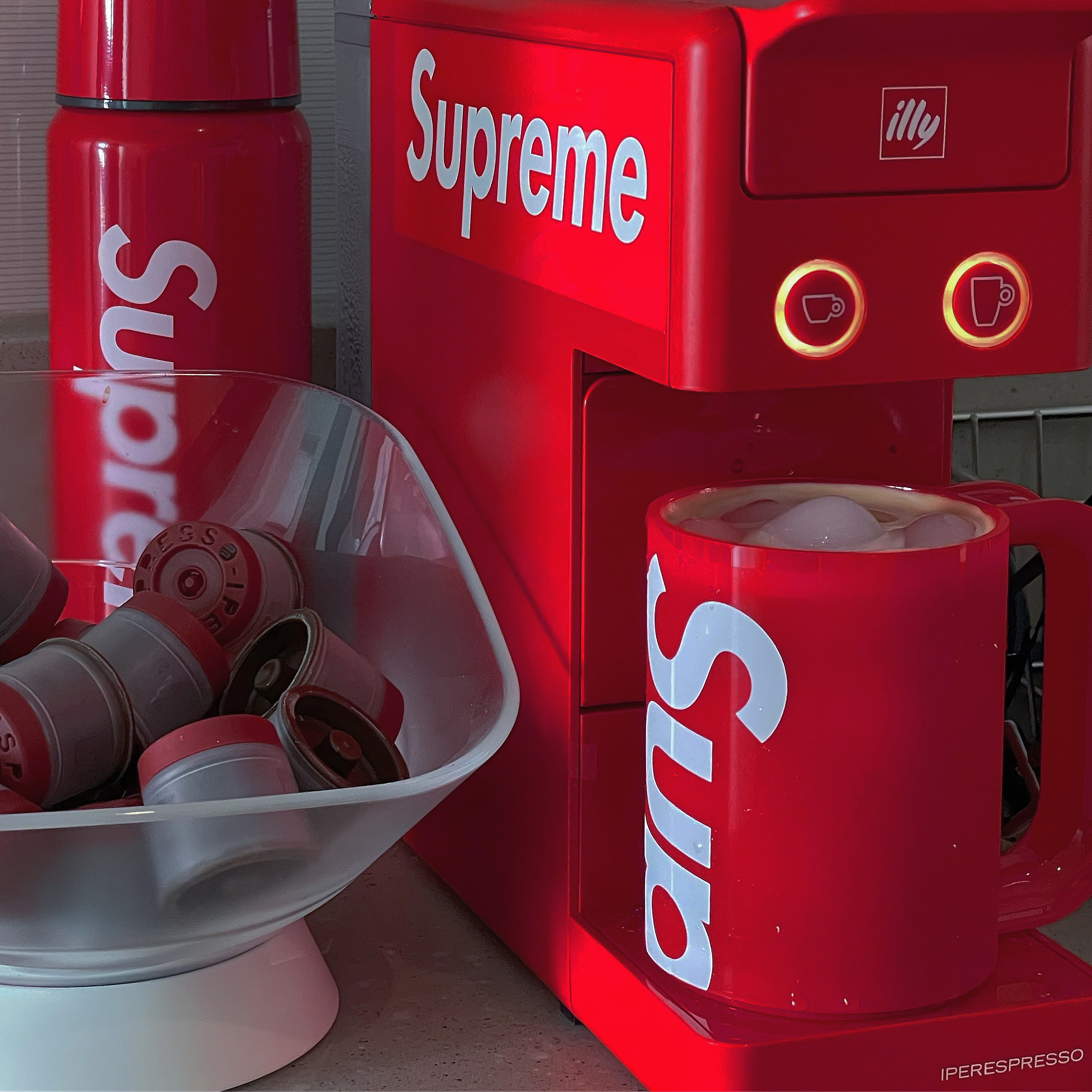 Supreme x Sigg Vacuum Insulated 0.75L Bottle Red - 20FW, Supreme Heller Mugs Red (Set of 2) 착용 스타일