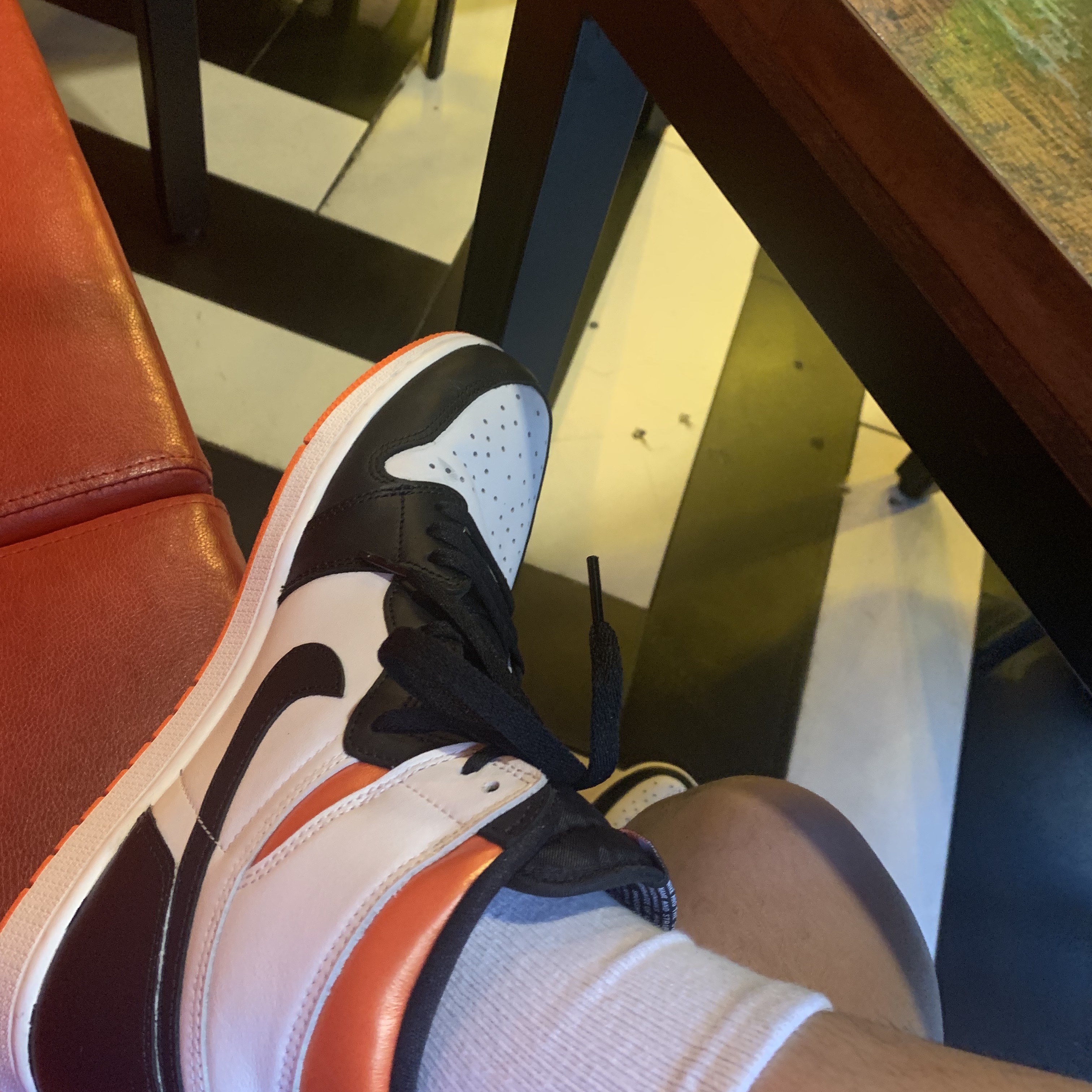 Jordan 1 Retro High OG Electro Orange 착용 스타일 - 2