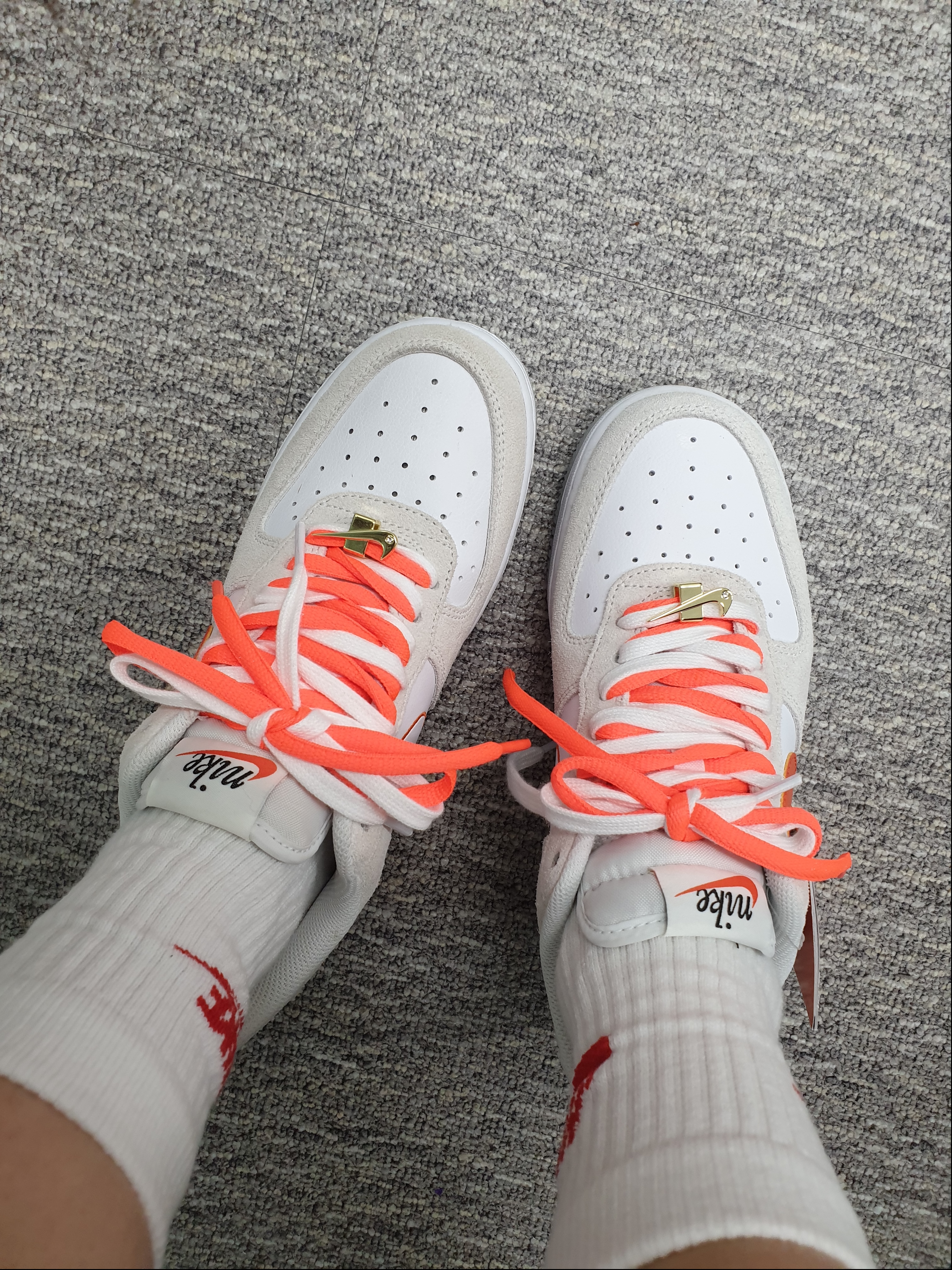 (W) Nike Air Force 1 '07 SE First Use Orange Sail 착용 스타일 - 2