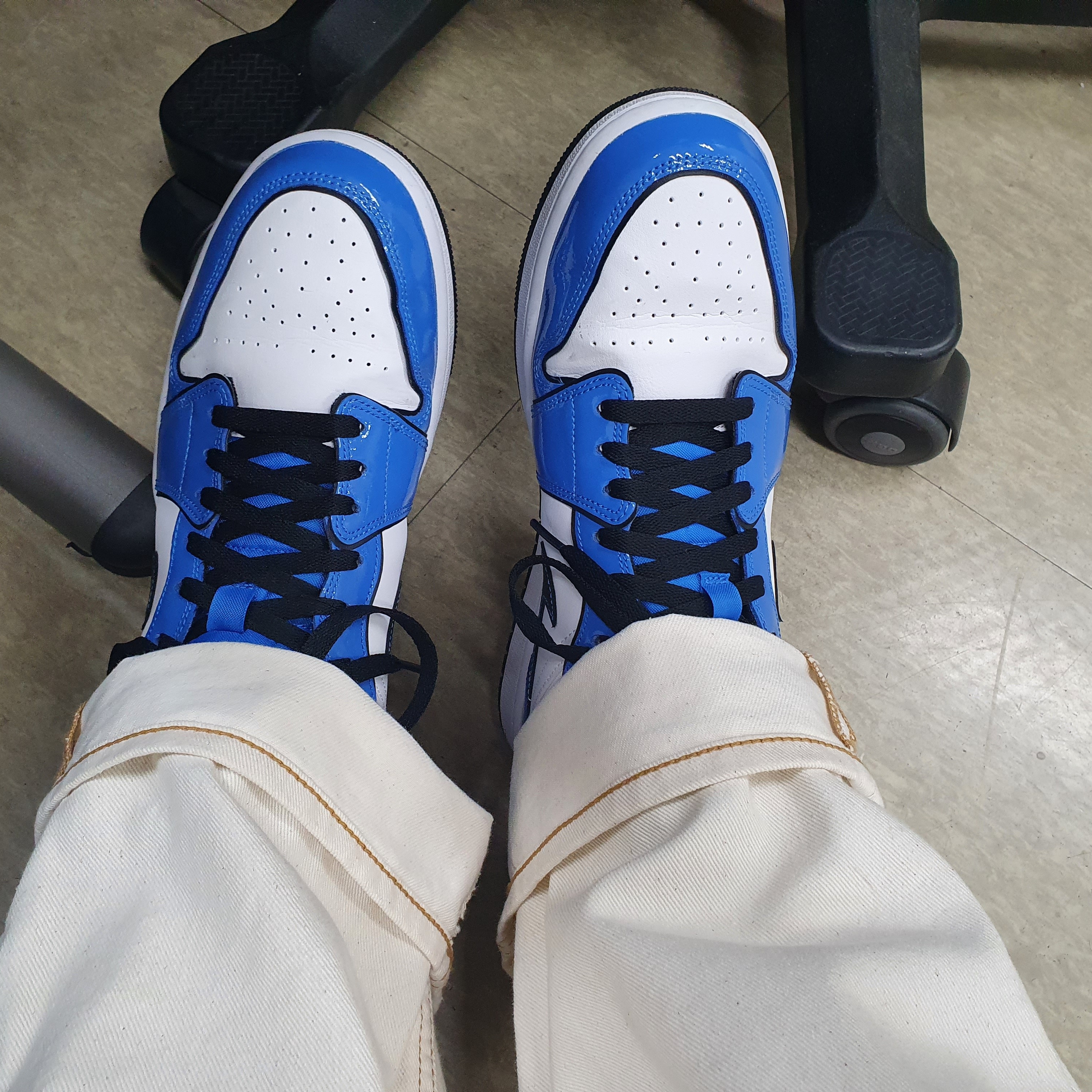 Jordan 1 Mid SE Signal Blue 착용 스타일 - 2