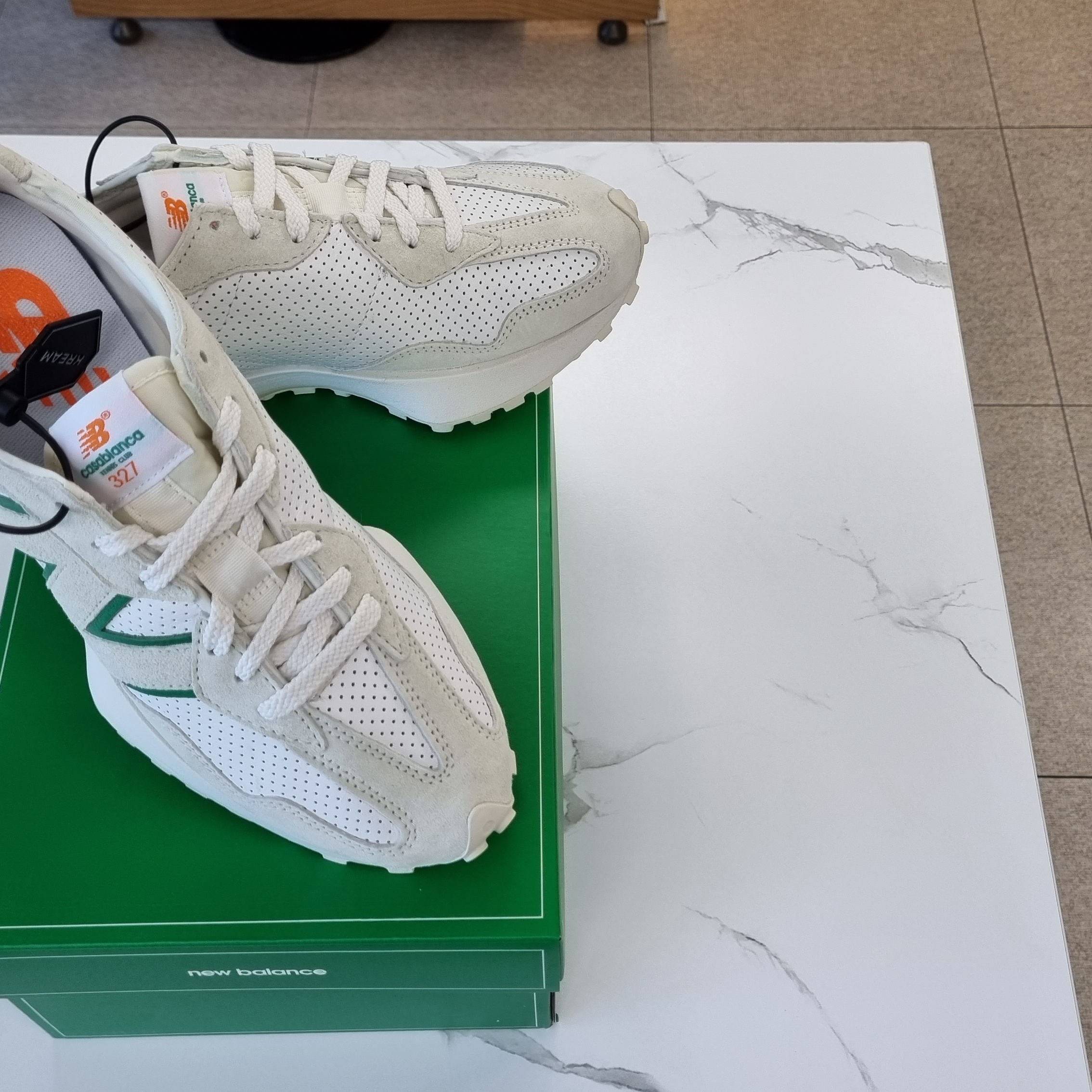 New Balance x Casablanca 327 Idealist Off White Green 착용 스타일 - 3