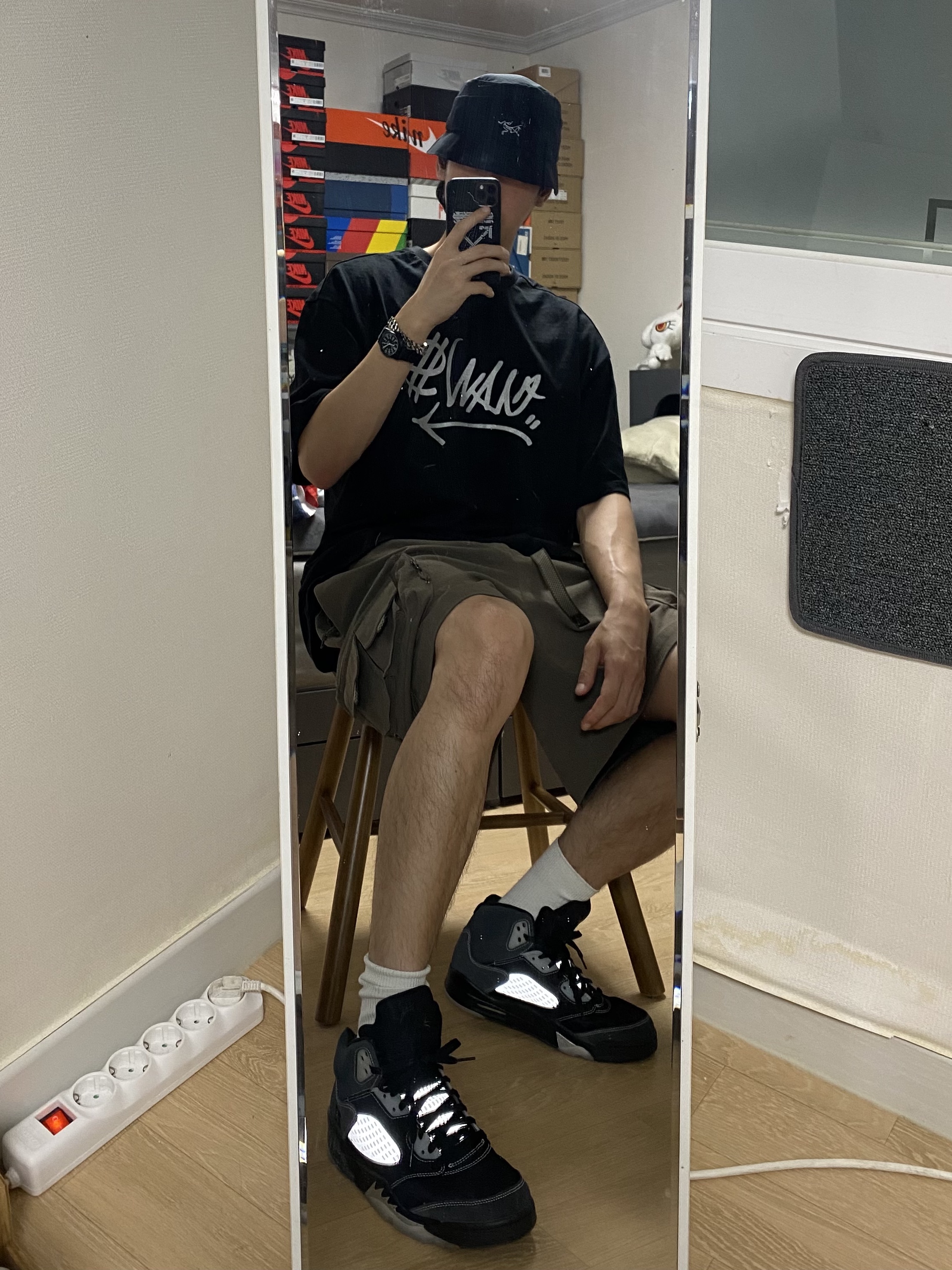 Nike ACG Cargo Shorts Ironstone - Asia, Palace x Arc'teryx Sinsolo Hat Black - 20FW 착용 스타일 - 1