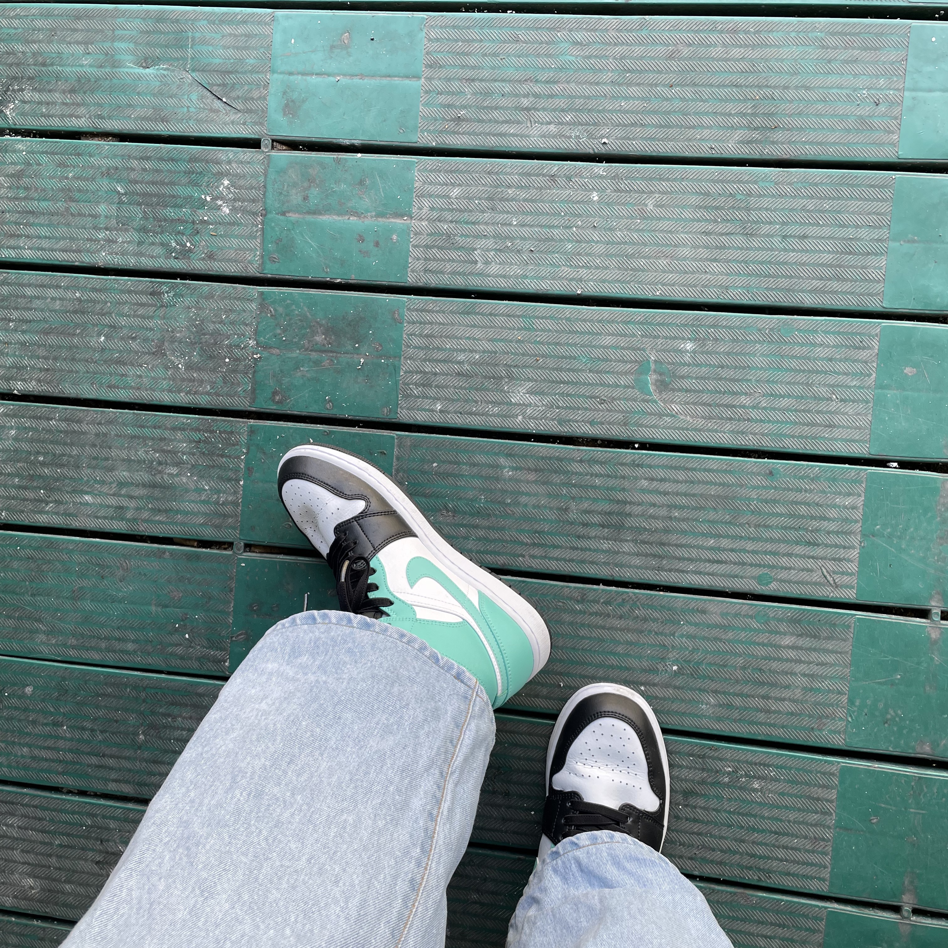 Jordan 1 Mid Tropical Twist 착용 스타일 - 2