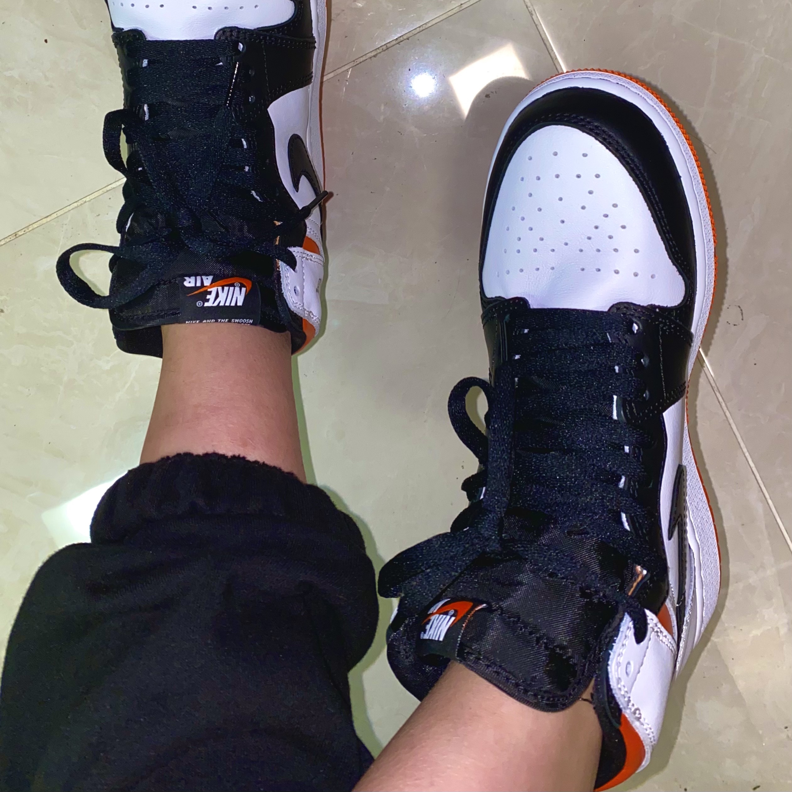 (GS) Jordan 1 Retro High OG Electro Orange, Jordan 1 Retro High OG Electro Orange 착용 스타일 - 3