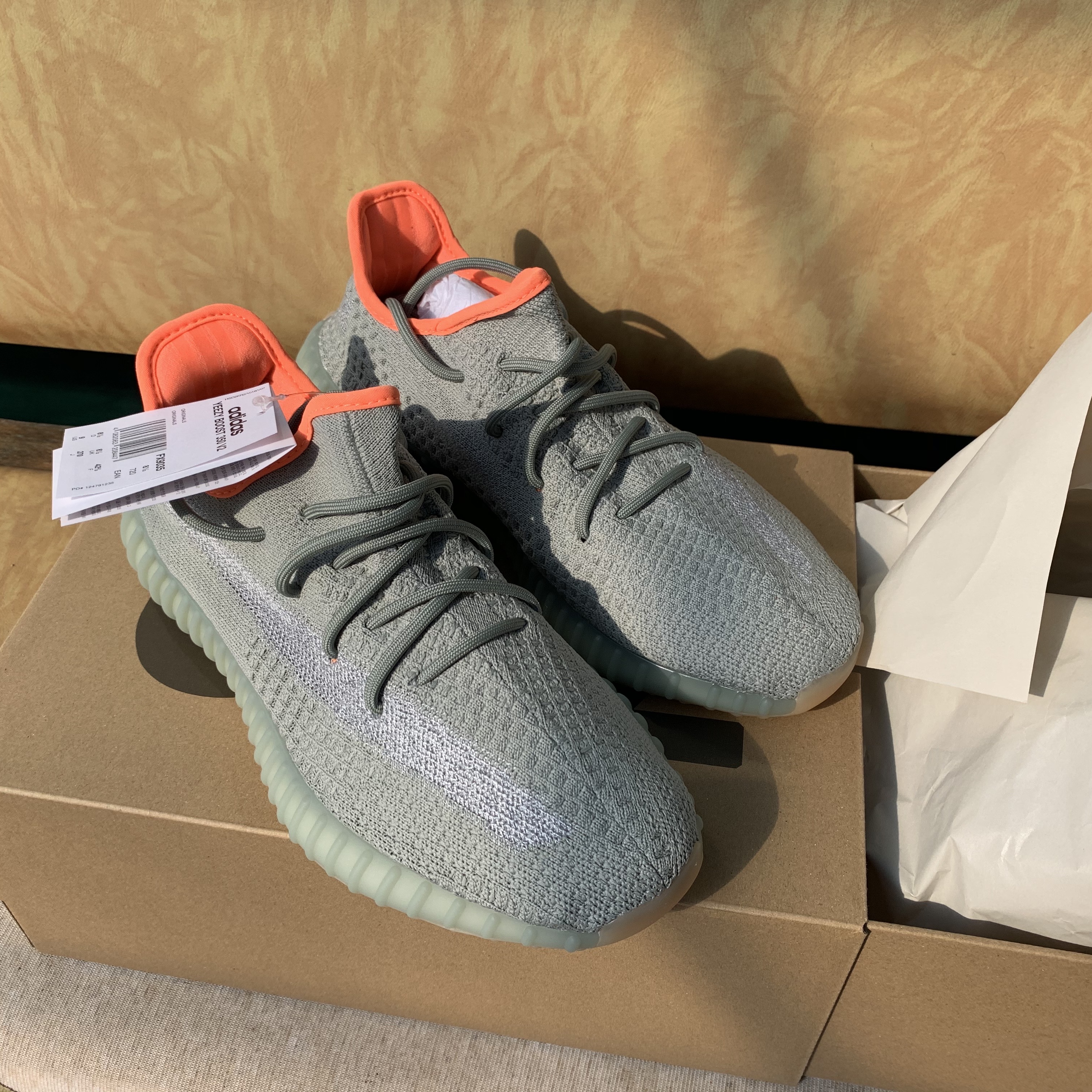 Adidas Yeezy Boost 350 V2 Desert Sage 착용 스타일