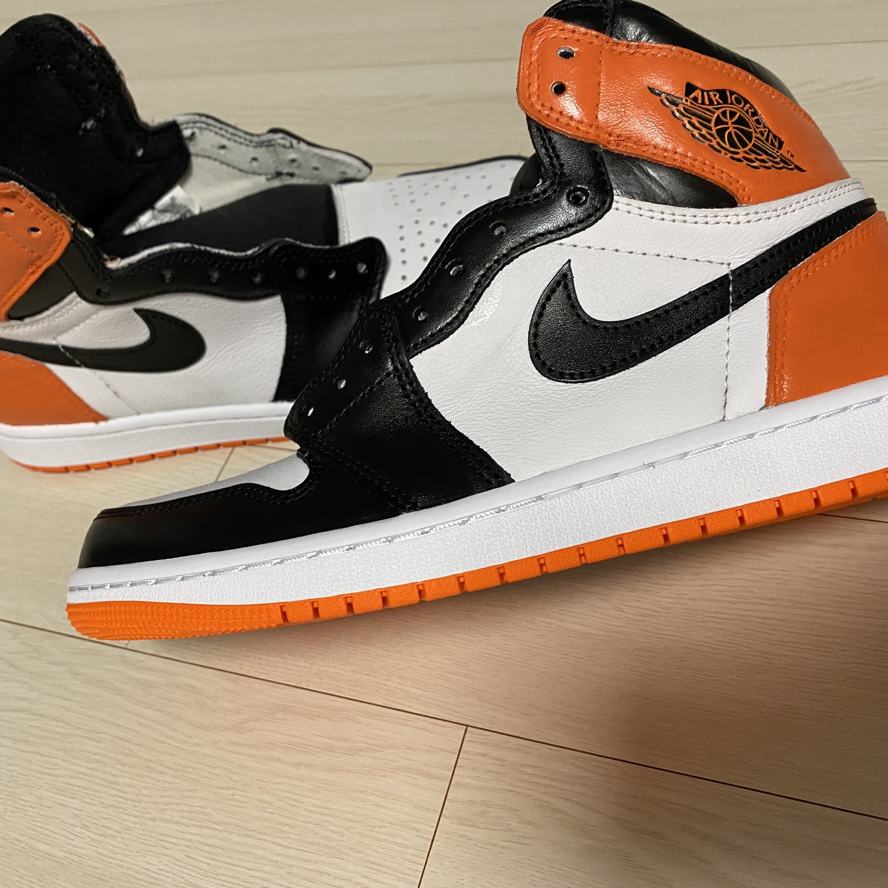 Jordan 1 Retro High OG Electro Orange 착용 스타일 - 2