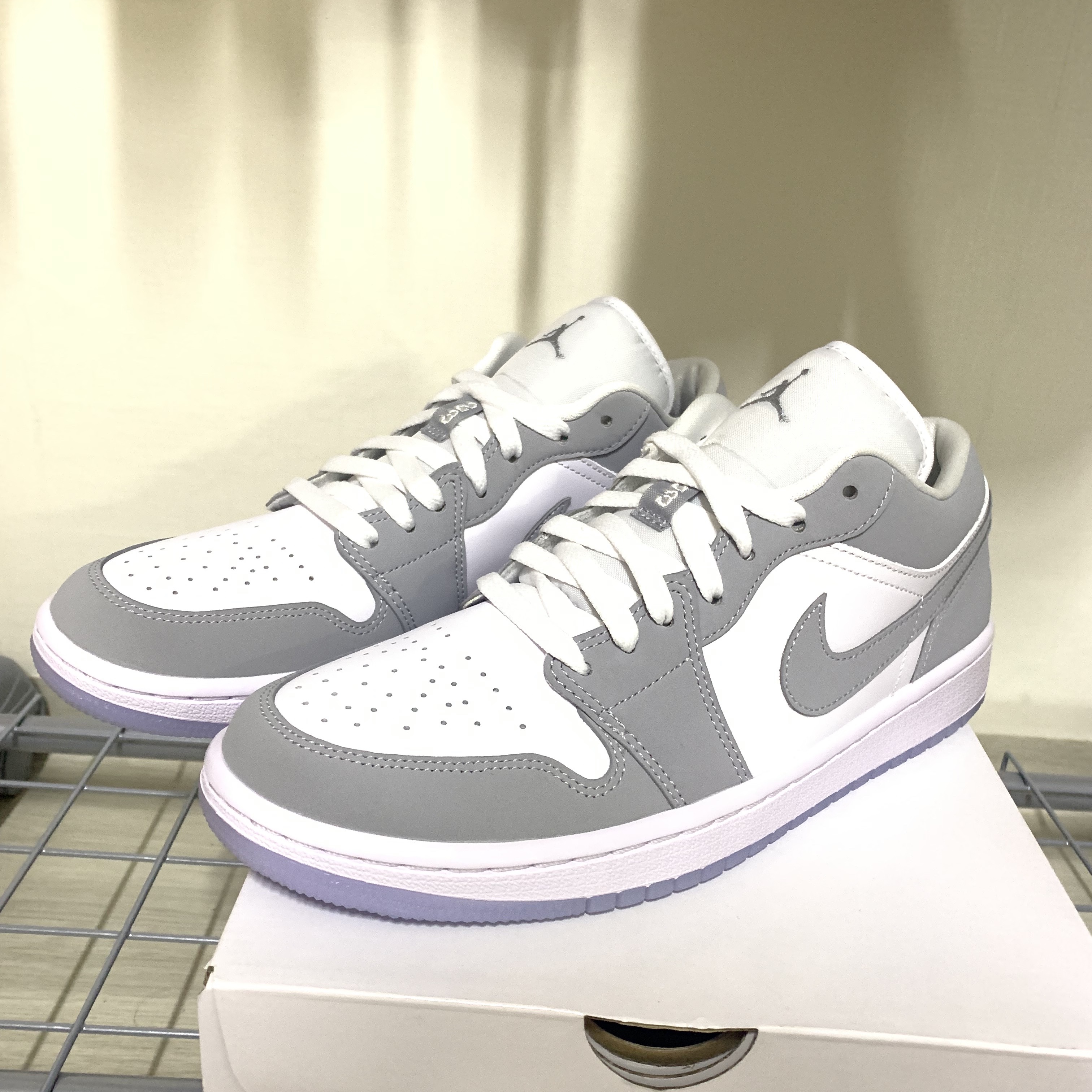 (W) Jordan 1 Low White Wolf Grey 착용 스타일 - 1