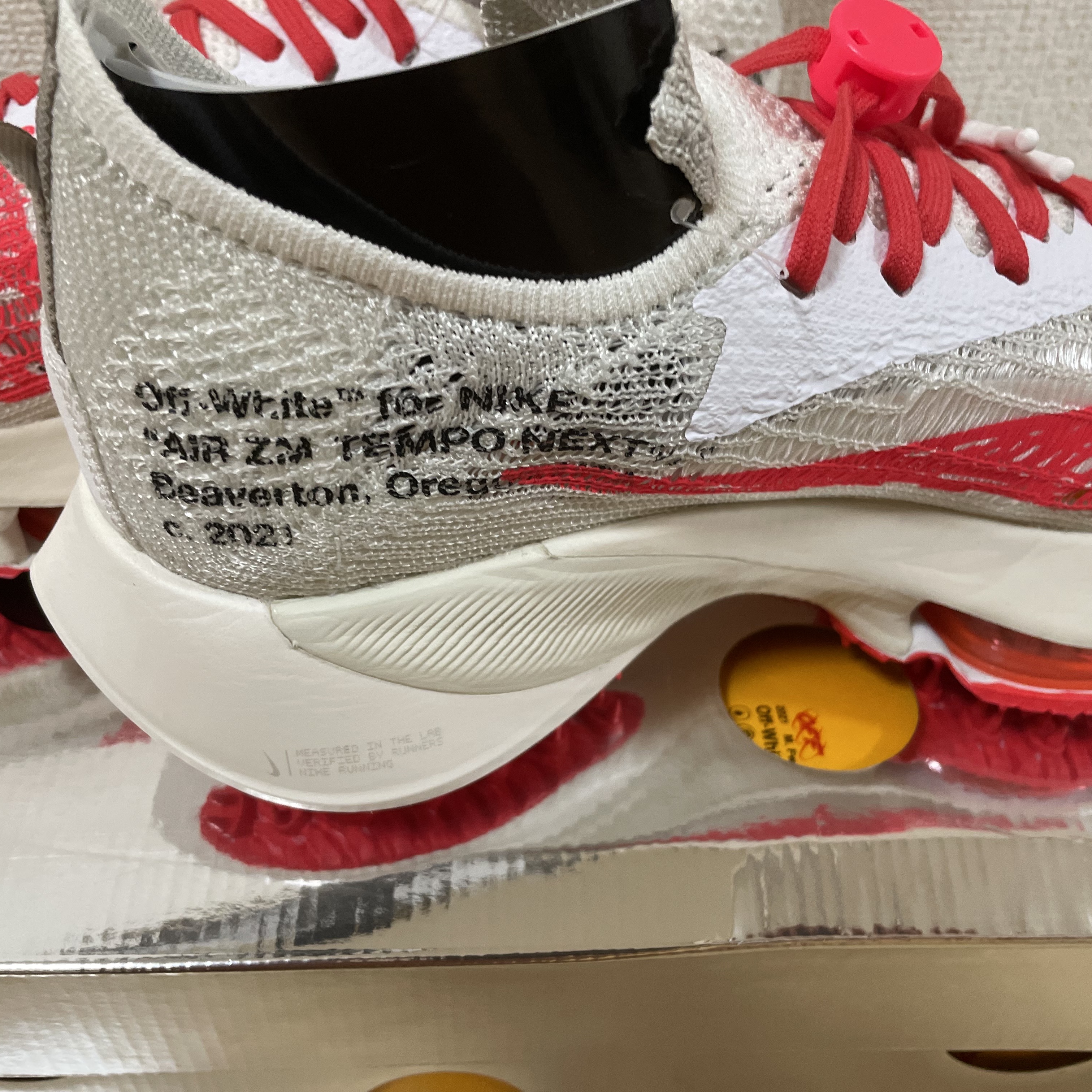 Nike x Off-White Air Zoom Tempo Next% Solar Red, Nike x Off-White Air Zoom Tempo Next% Black 착용 스타일 - 4