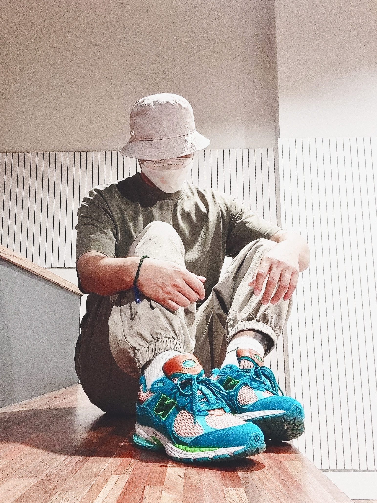 New Balance x Salehe Bembury 2002R Water Be The Guide, Nike NRG Bucket Hat Malt 착용 스타일 - 1