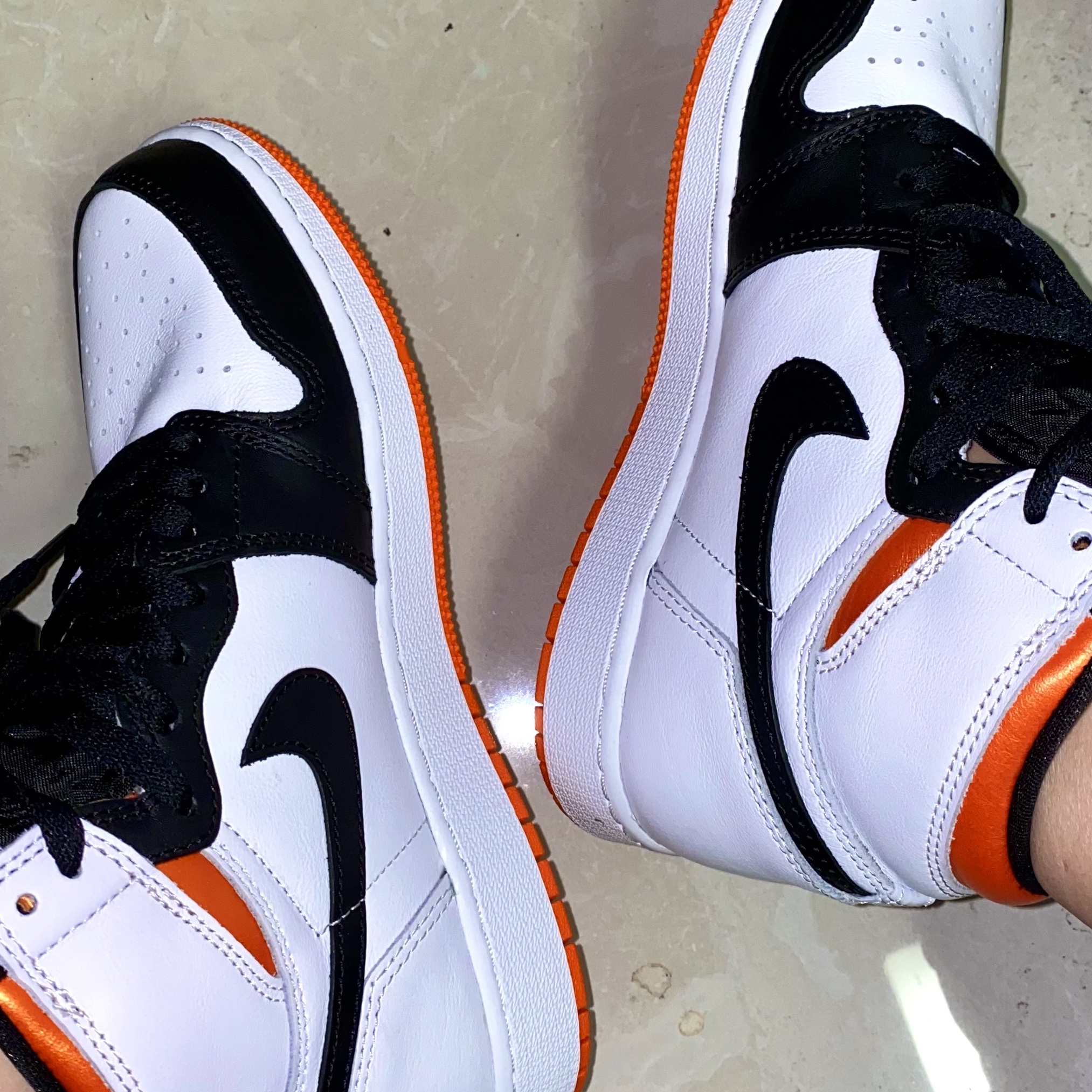 (GS) Jordan 1 Retro High OG Electro Orange, Jordan 1 Retro High OG Electro Orange 착용 스타일 - 4