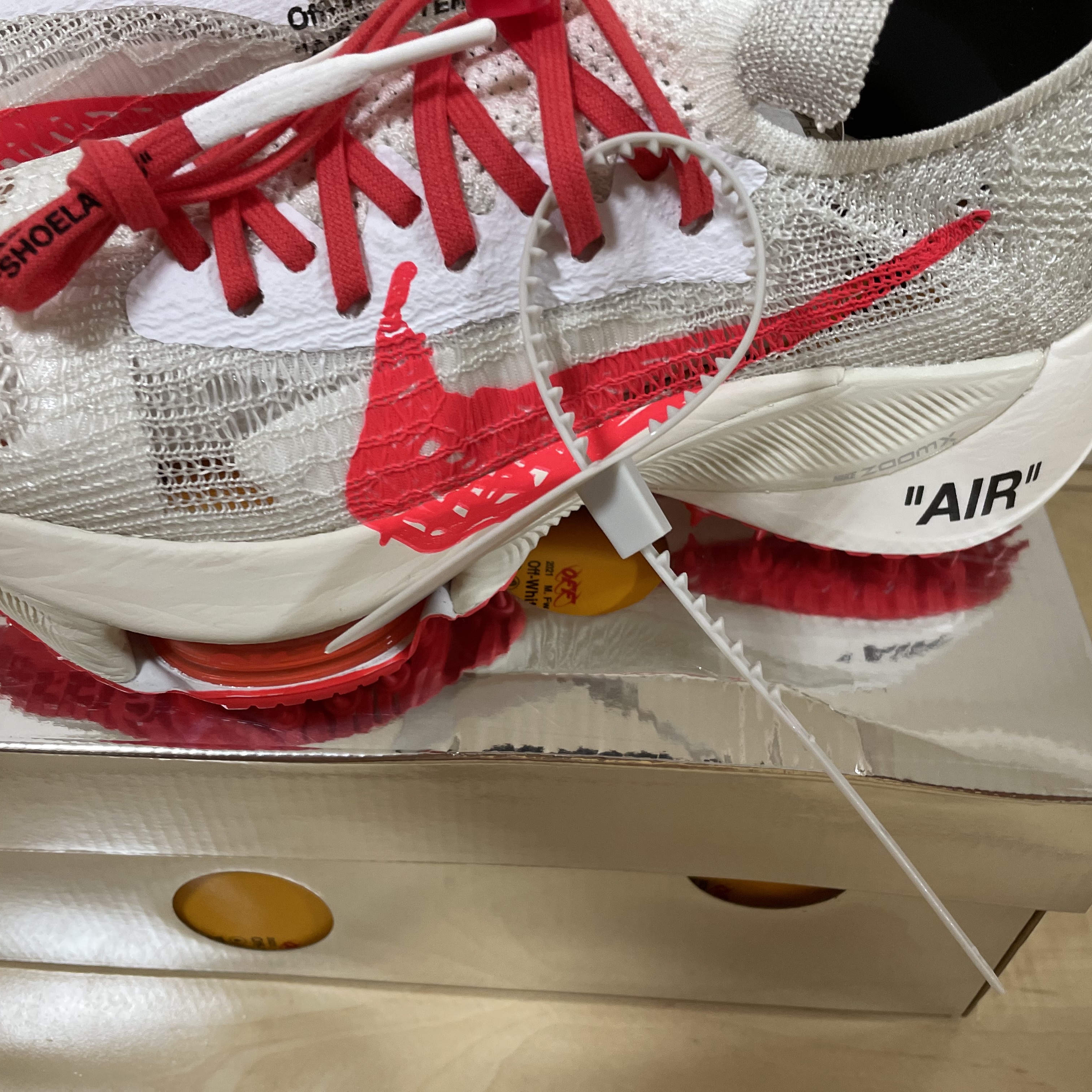 Nike x Off-White Air Zoom Tempo Next% Solar Red, Nike x Off-White Air Zoom Tempo Next% Black 착용 스타일 - 3