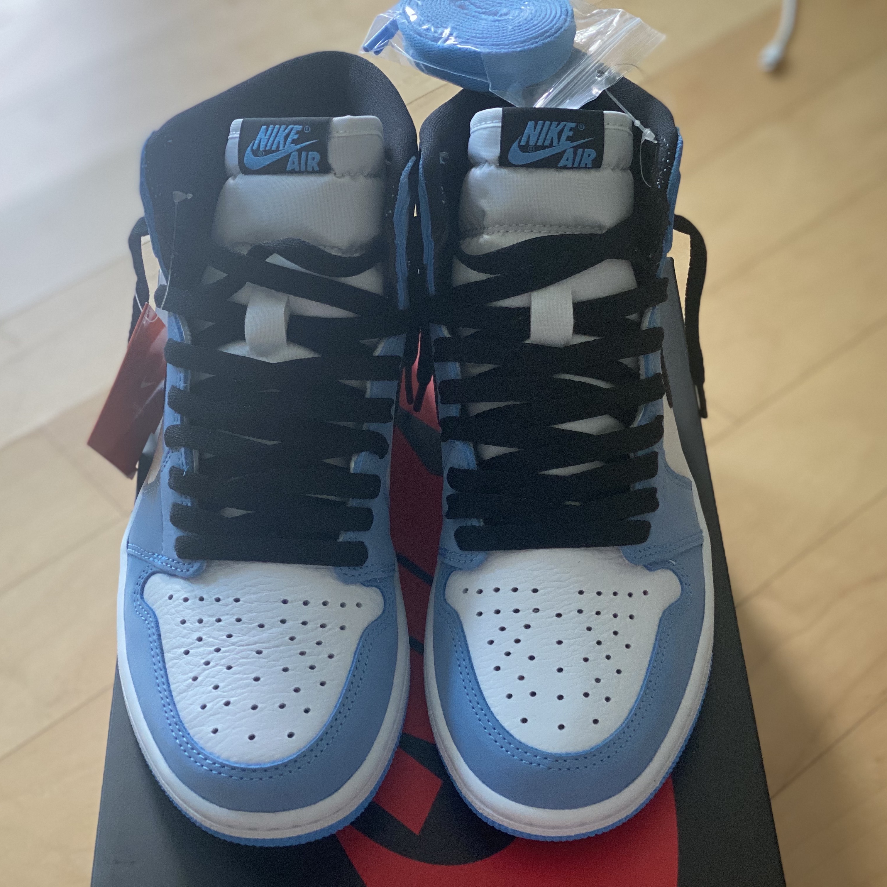 Jordan 1 Retro High OG University Blue 착용 스타일 - 3
