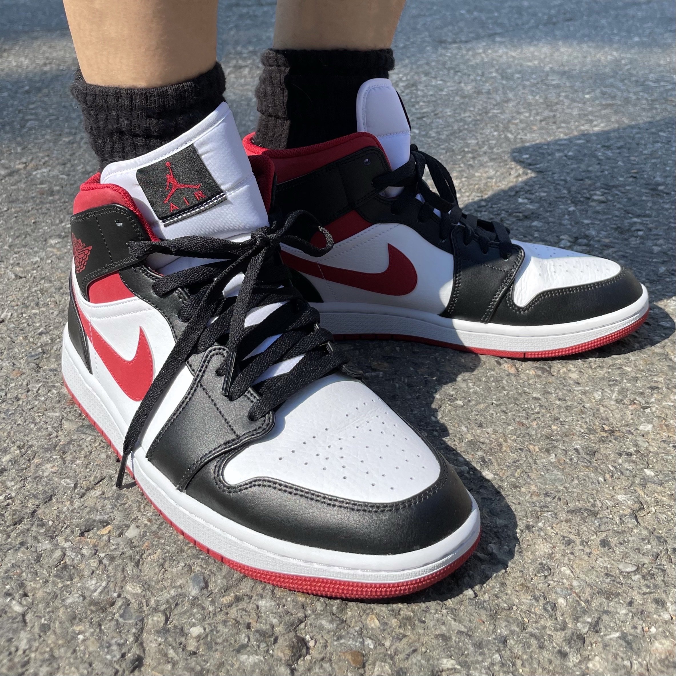 Jordan 1 Mid Gym Red Black White 착용 스타일 - 2