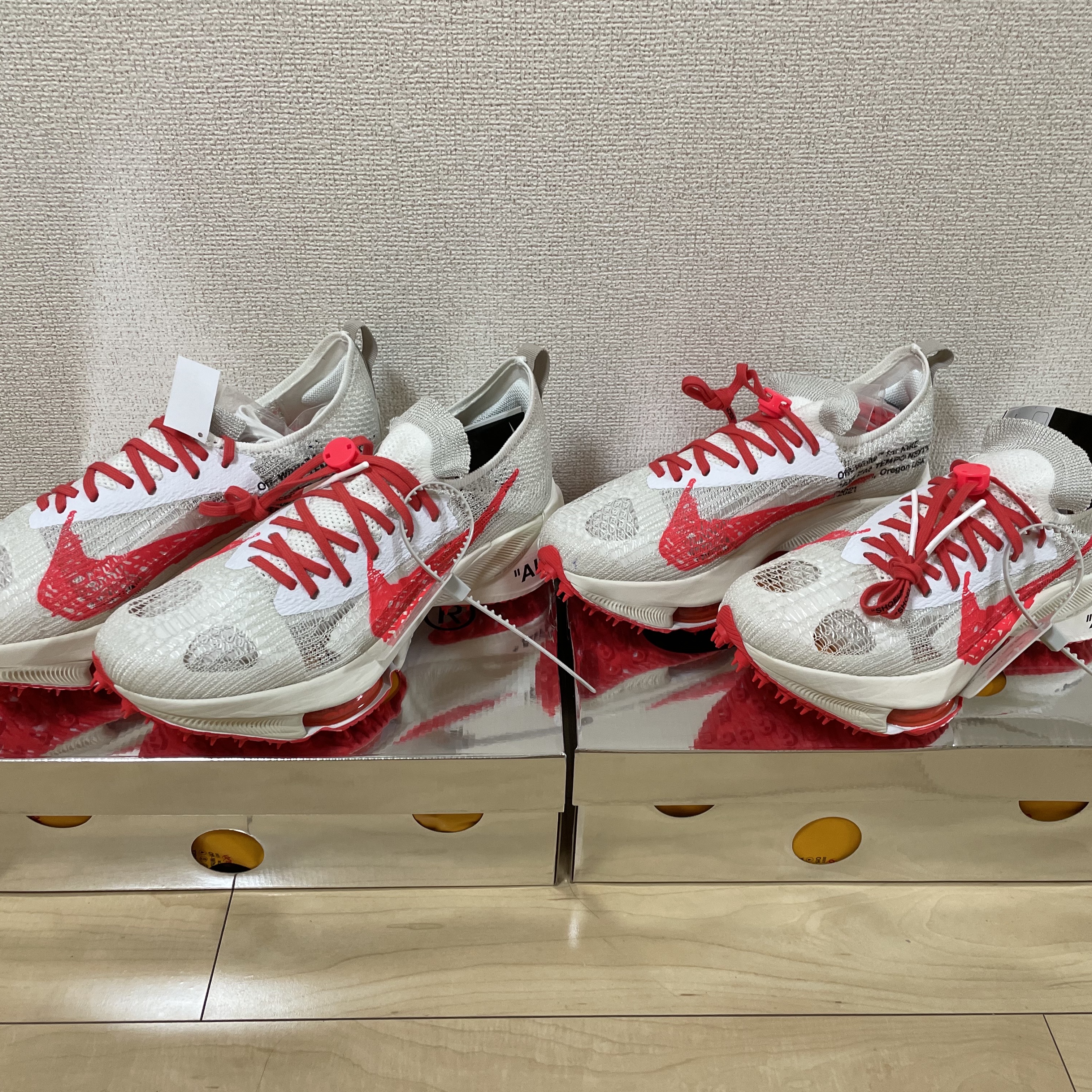 Nike x Off-White Air Zoom Tempo Next% Solar Red, Nike x Off-White Air Zoom Tempo Next% Black 착용 스타일 - 1