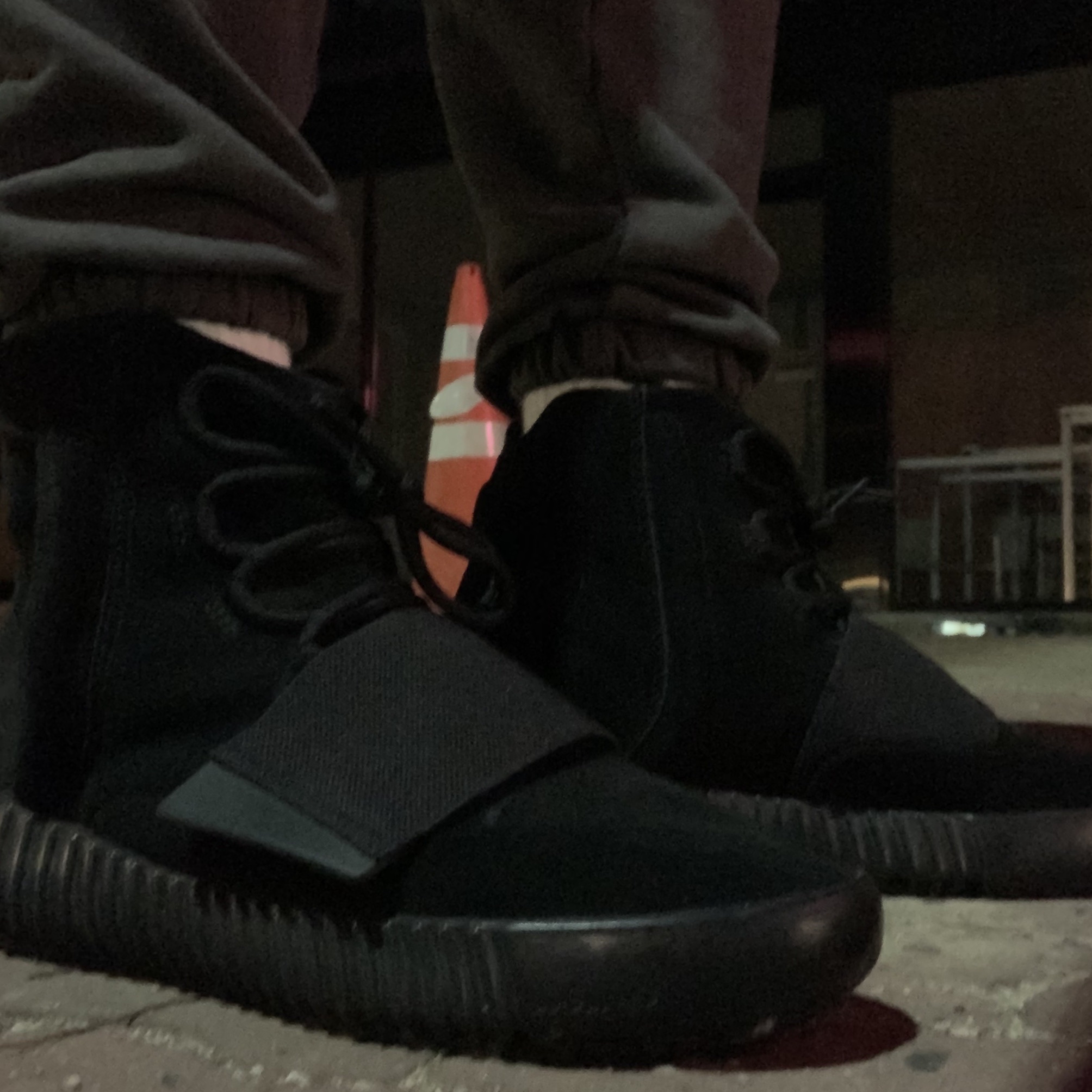 Adidas Yeezy Boost 750 Triple Black 착용 스타일