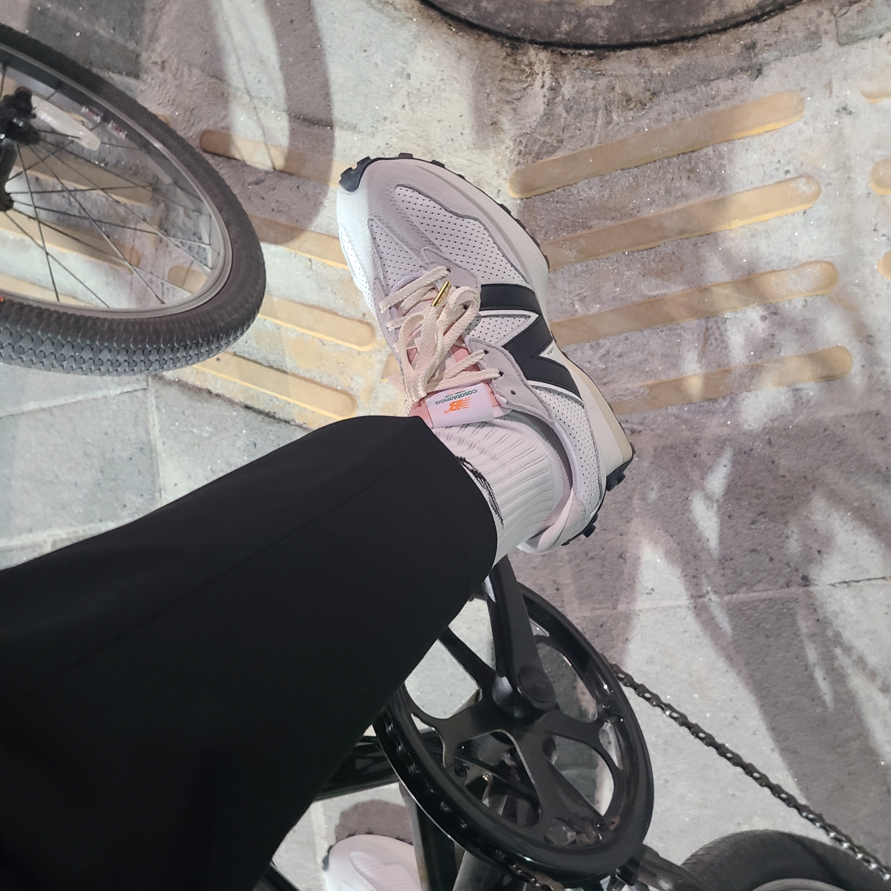 New Balance x Casablanca 327 Idealist Black Grey Pink 착용 스타일 - 1