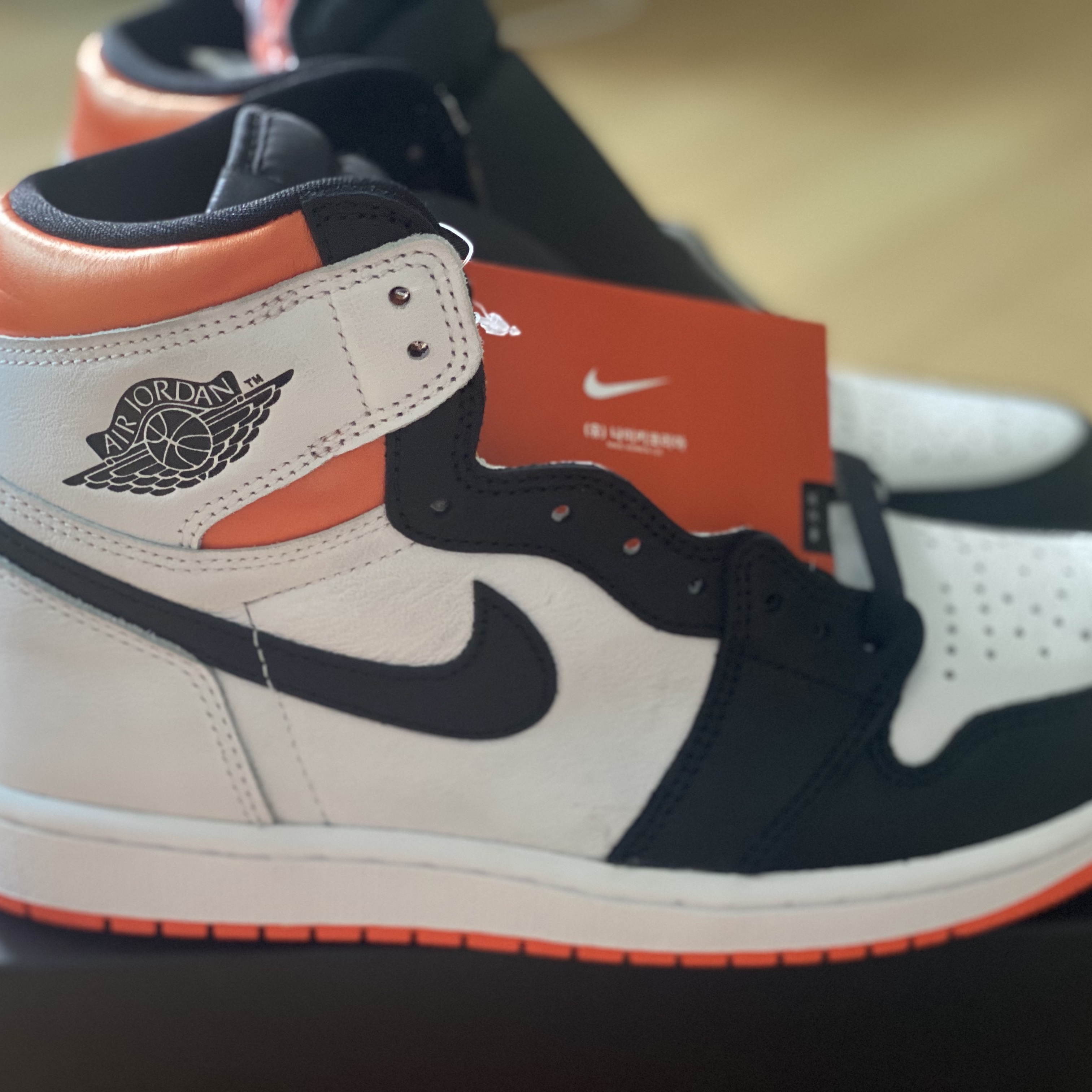 Jordan 1 Retro High OG Electro Orange 착용 스타일 - 2