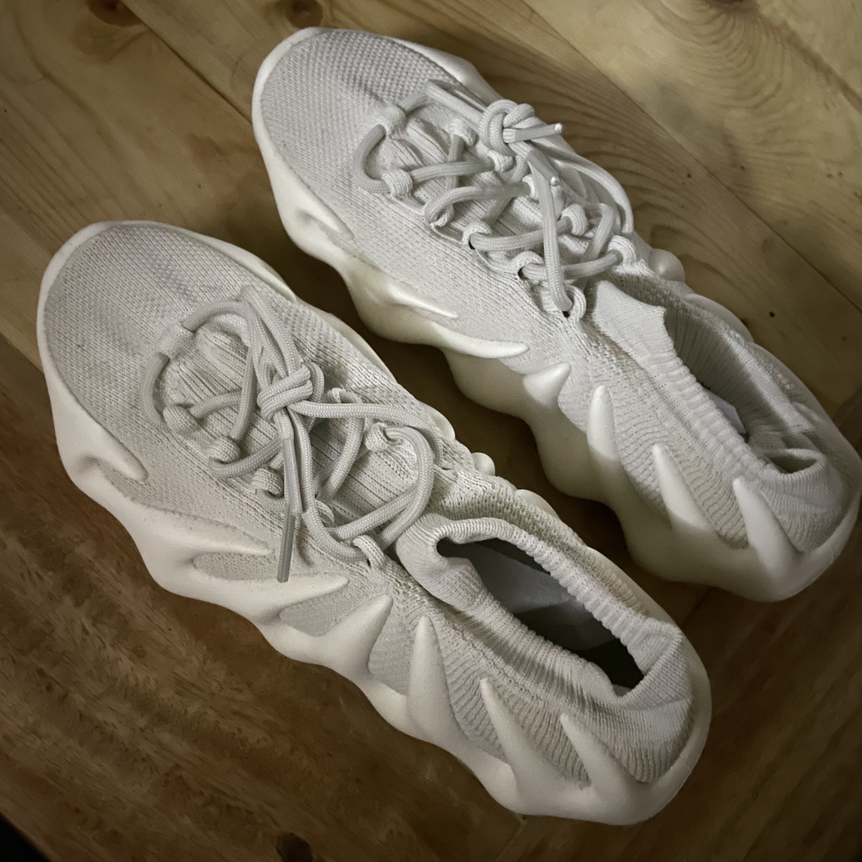 Adidas Yeezy 450 Cloud White 착용 스타일