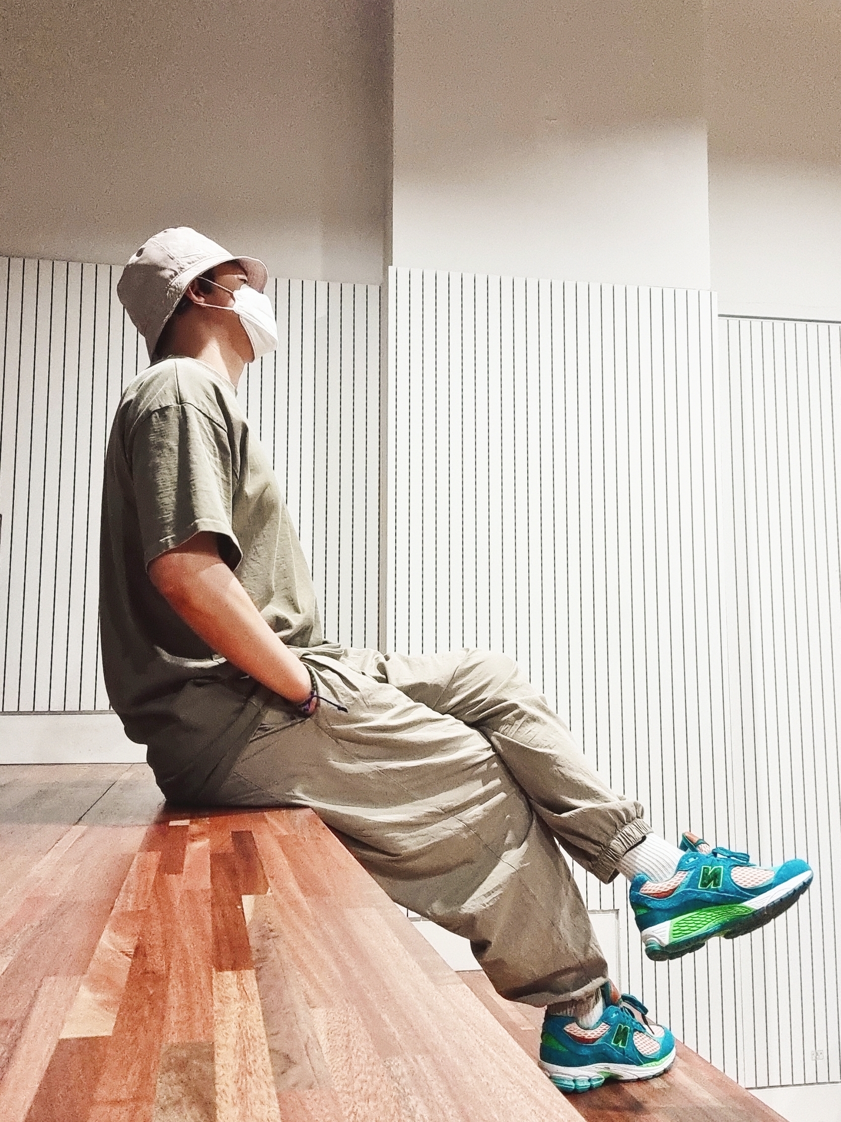 New Balance x Salehe Bembury 2002R Water Be The Guide, Nike NRG Bucket Hat Malt 착용 스타일 - 2