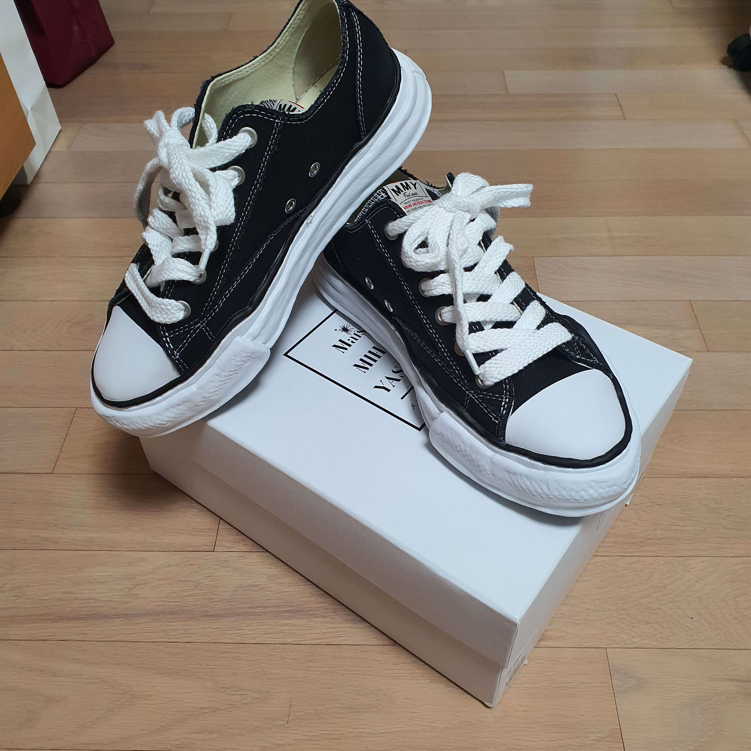 Maison Mihara Yasuhiro Peterson OG Sole Canvas Low Sneakers Black 착용 스타일 - 2
