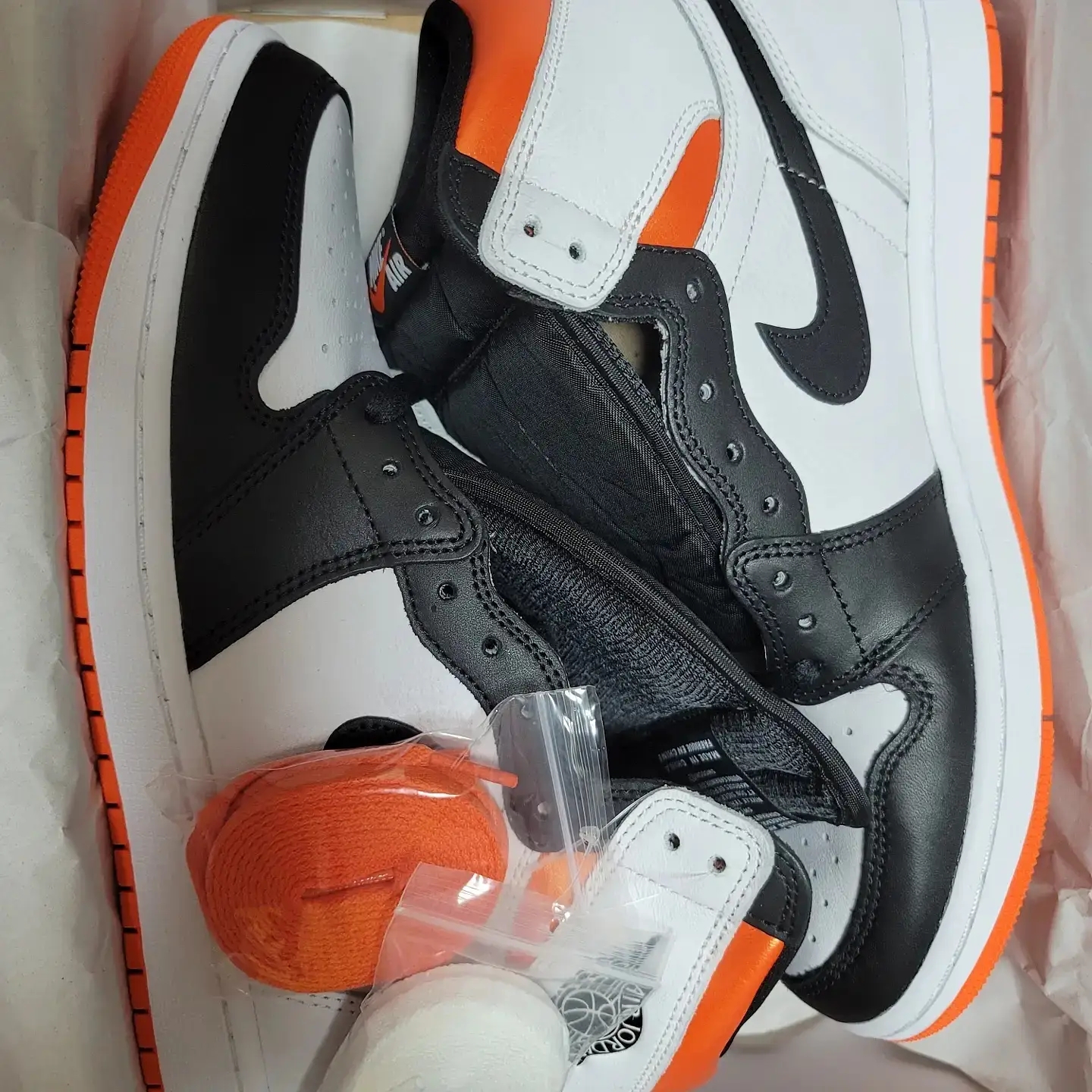 Jordan 1 Retro High OG Electro Orange 착용 스타일 - 3