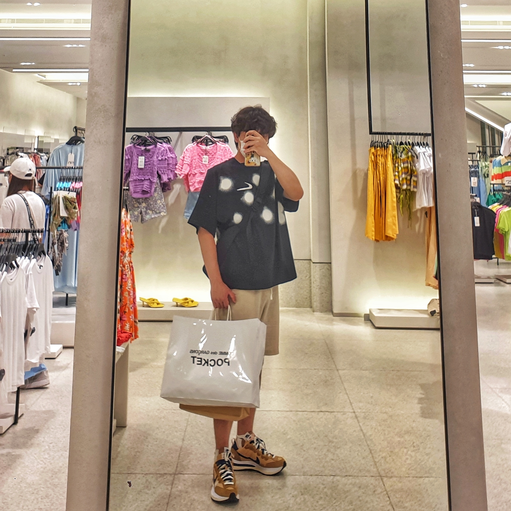 Nike x Off-White NRG Short Sleeve T-Shirt Black, Nike x Sacai VaporWaffle Sesame and Blue Void 착용 스타일
