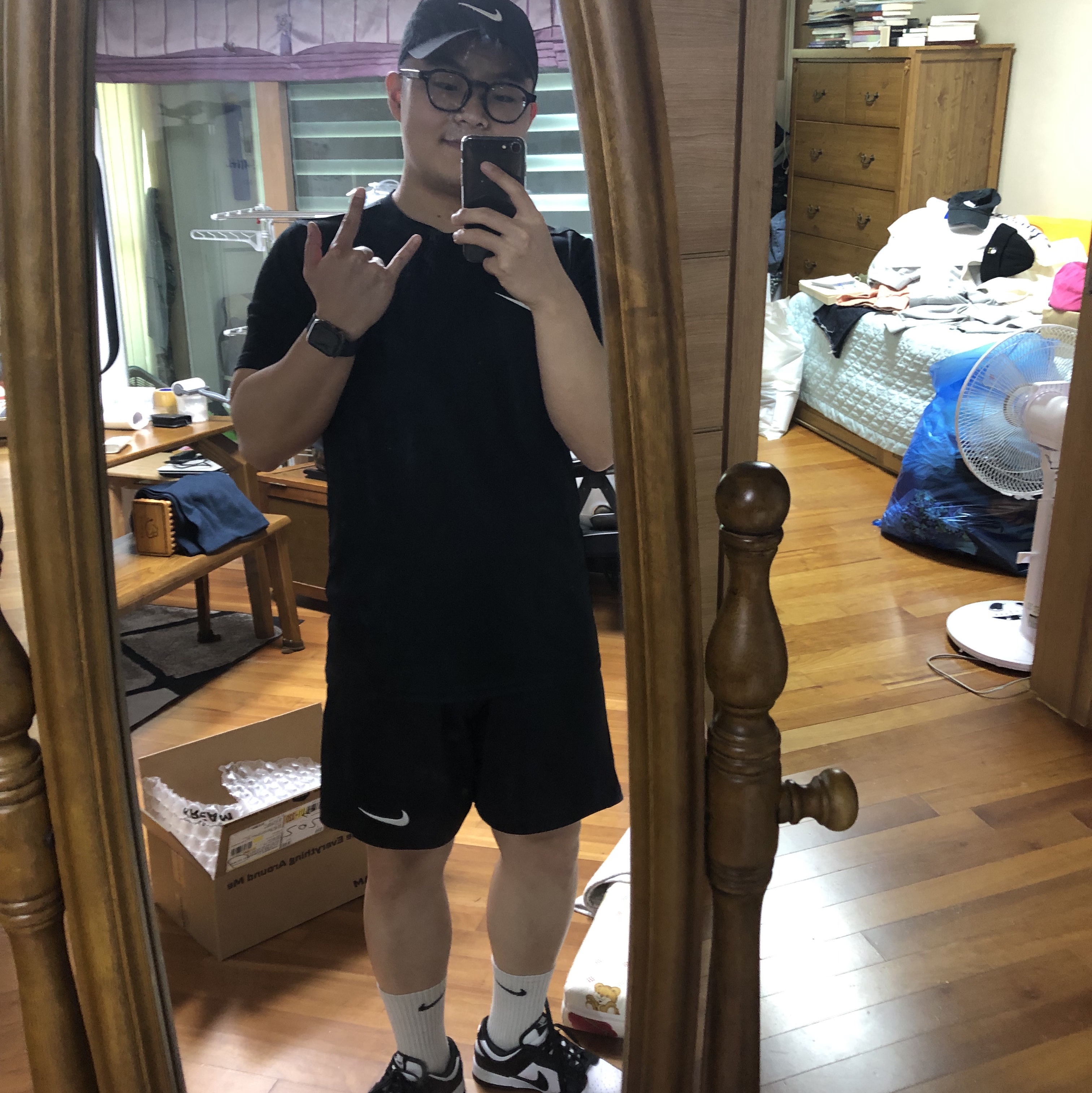 Nike Dunk Low Retro Black, Apple Watch SE 40mm GPS Space Gray Aluminum Case with Sport Band Midnight (Korean Ver.) 착용 스타일 - 1
