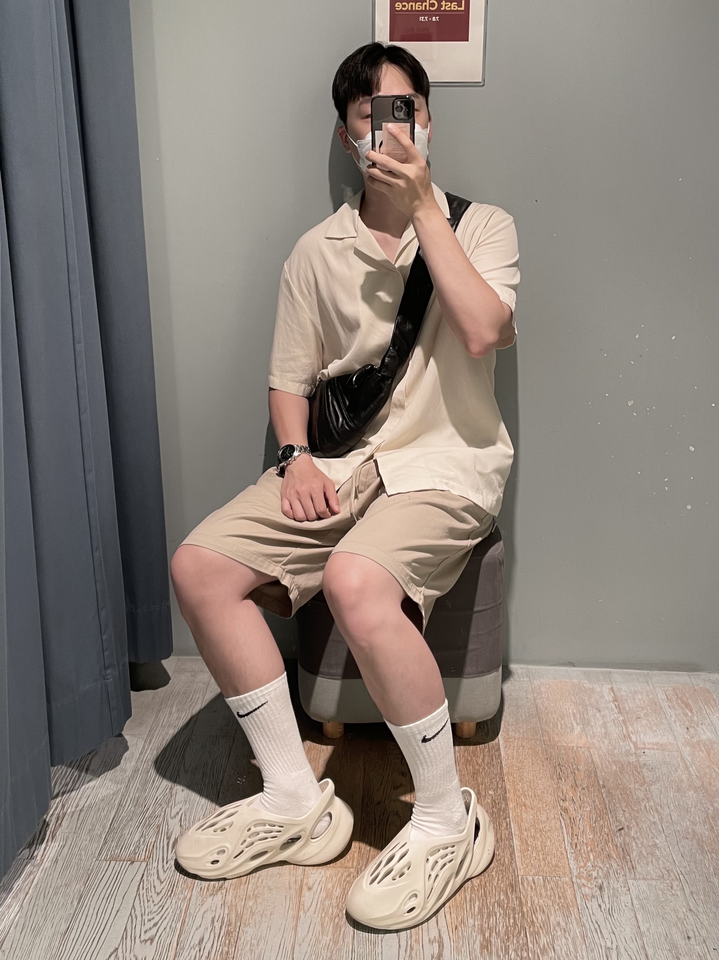 Adidas Yeezy Foam RNNR Sand 착용 스타일