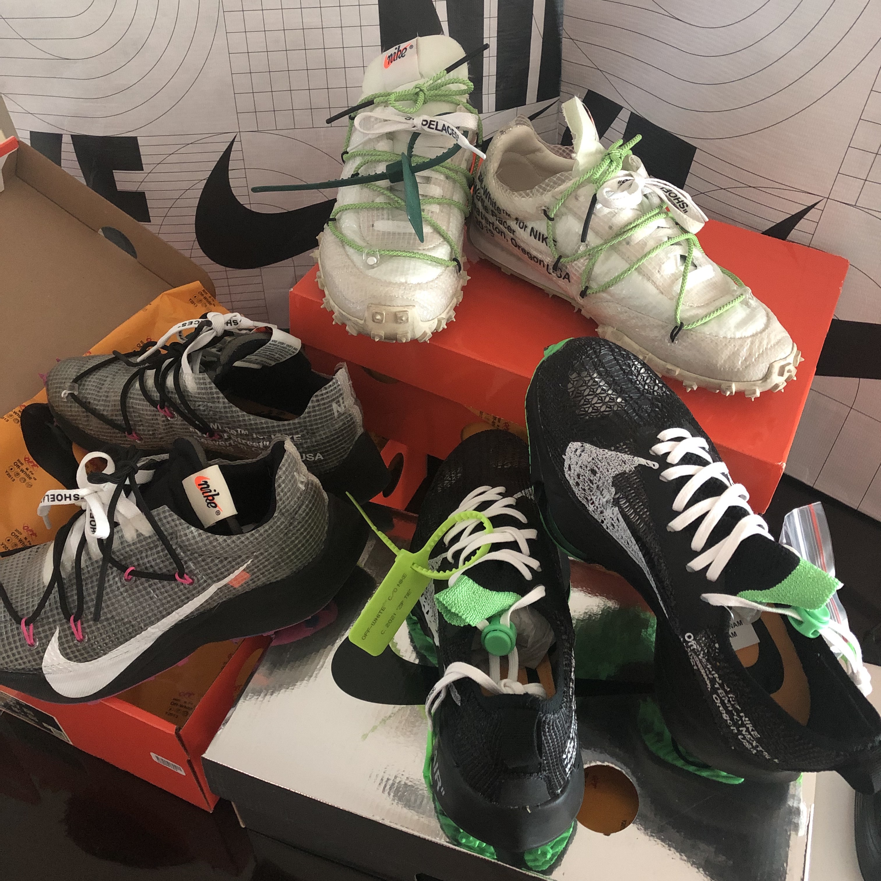 Nike x Off-White Air Zoom Tempo Next% Black, (W) Nike x Off-White Vapor Street Black Laser Fuchsia 착용 스타일 - 1