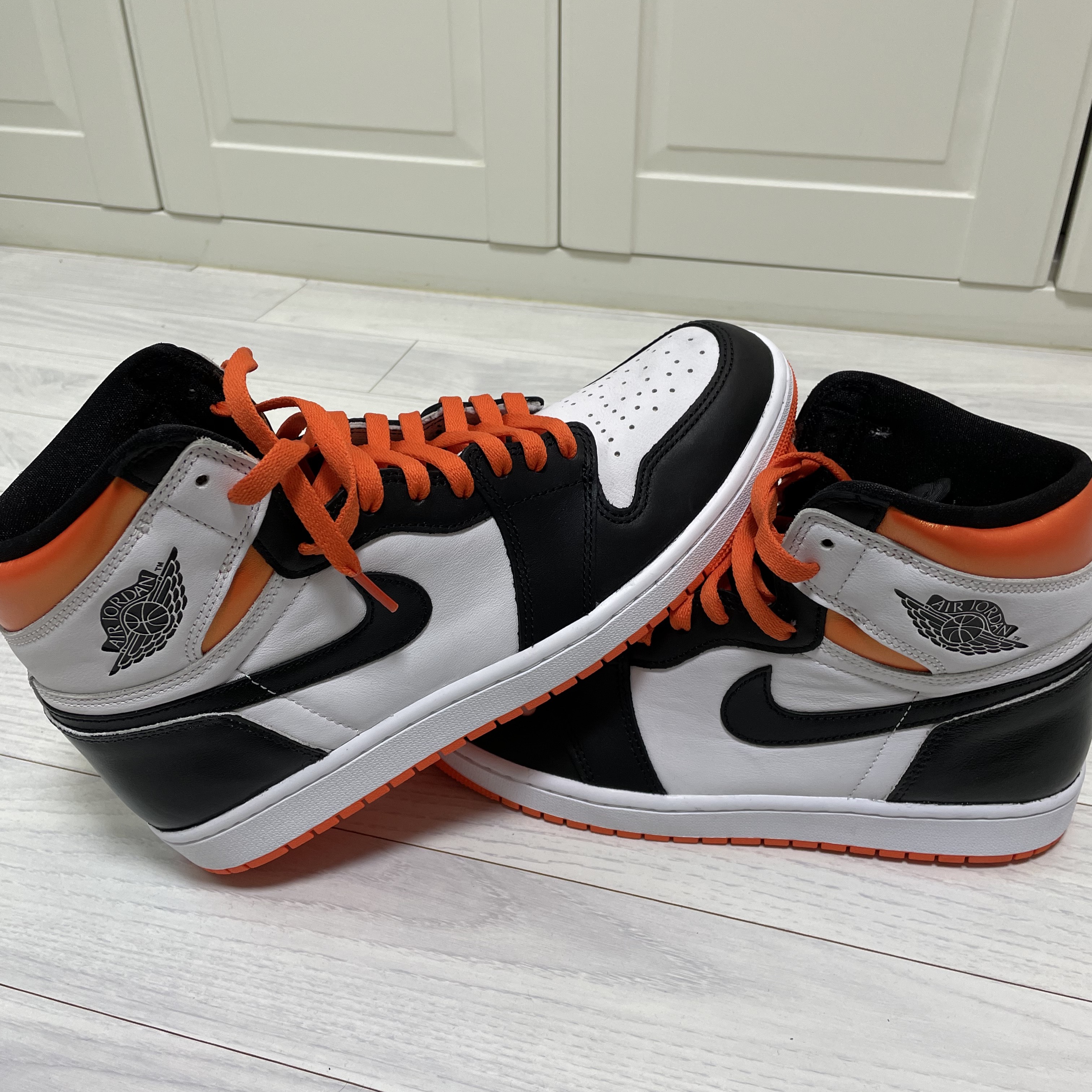 Jordan 1 Retro High OG Electro Orange 착용 스타일 - 2