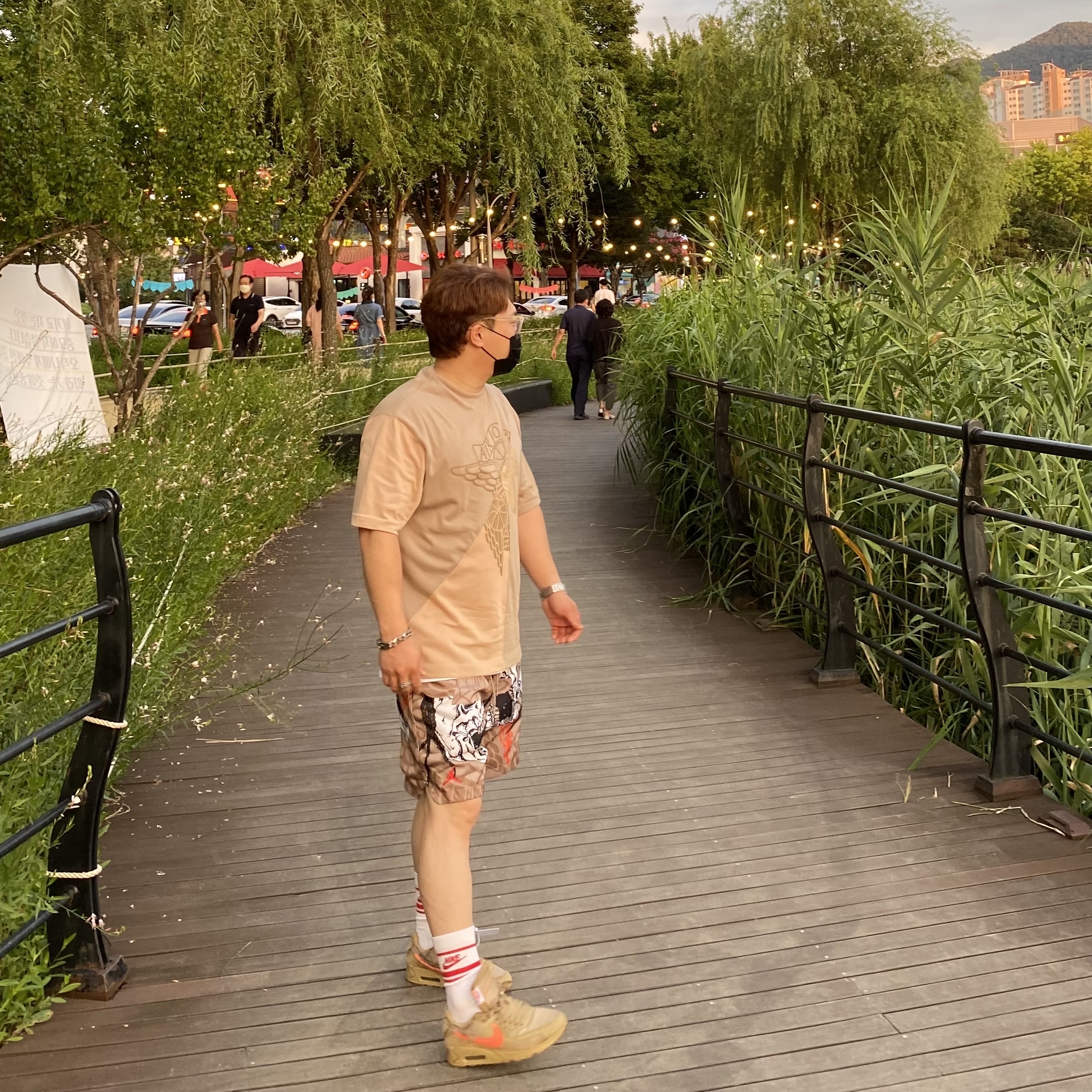 Jordan x Travis Scott S/S Top - US/EU, Jordan x Travis Scott Pool Shorts - Asia 착용 스타일