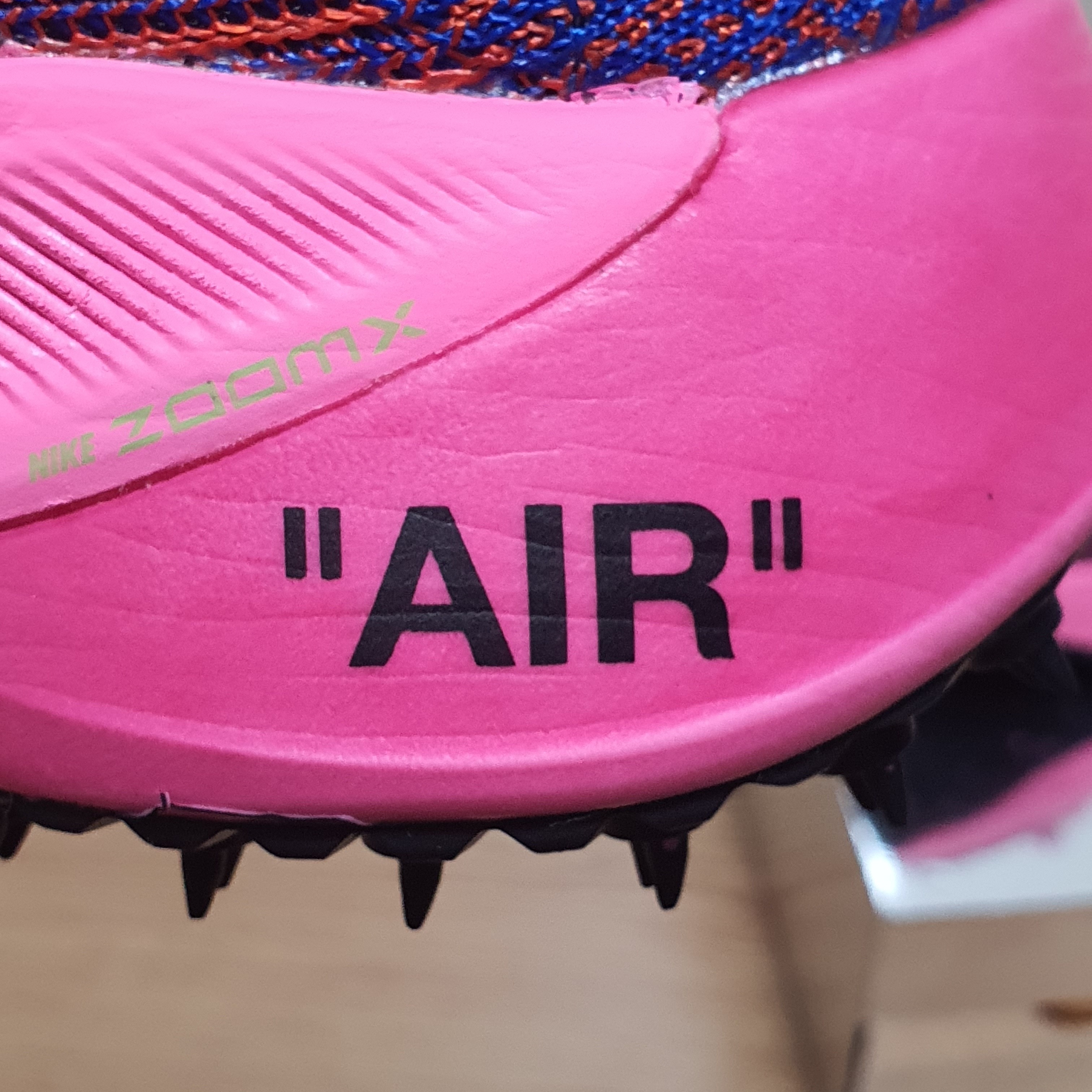 Nike x Off-White Air Zoom Tempo Next% Pink Glow 착용 스타일 - 2