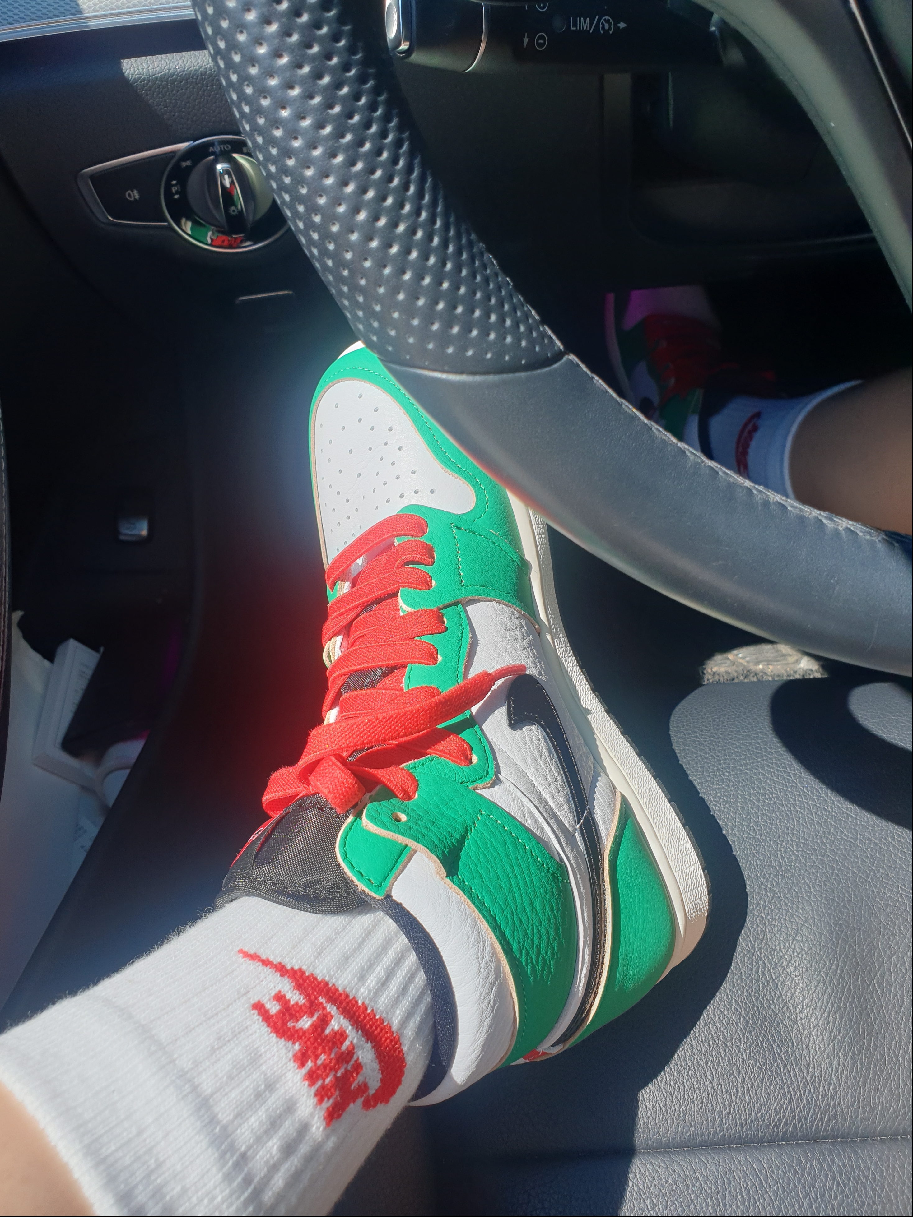 (W) Jordan 1 Retro High OG Lucky Green, (W) Play Comme des Garcons Red Heart T-Shirt White 착용 스타일 - 5