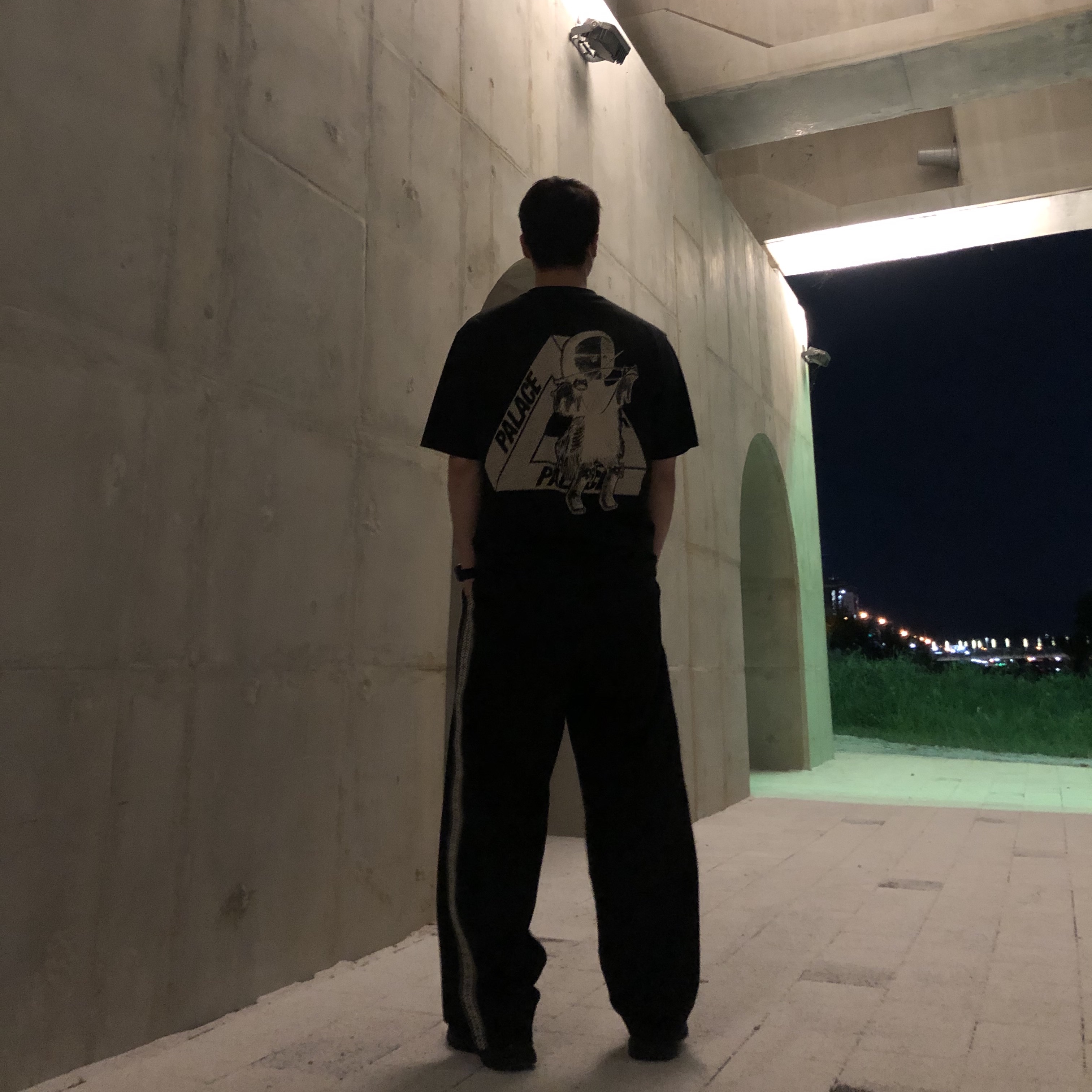 Palace U Figure T-Shirt Black - 19FW, New Balance 990v4 Made in USA Black - D Standard 착용 스타일 - 1